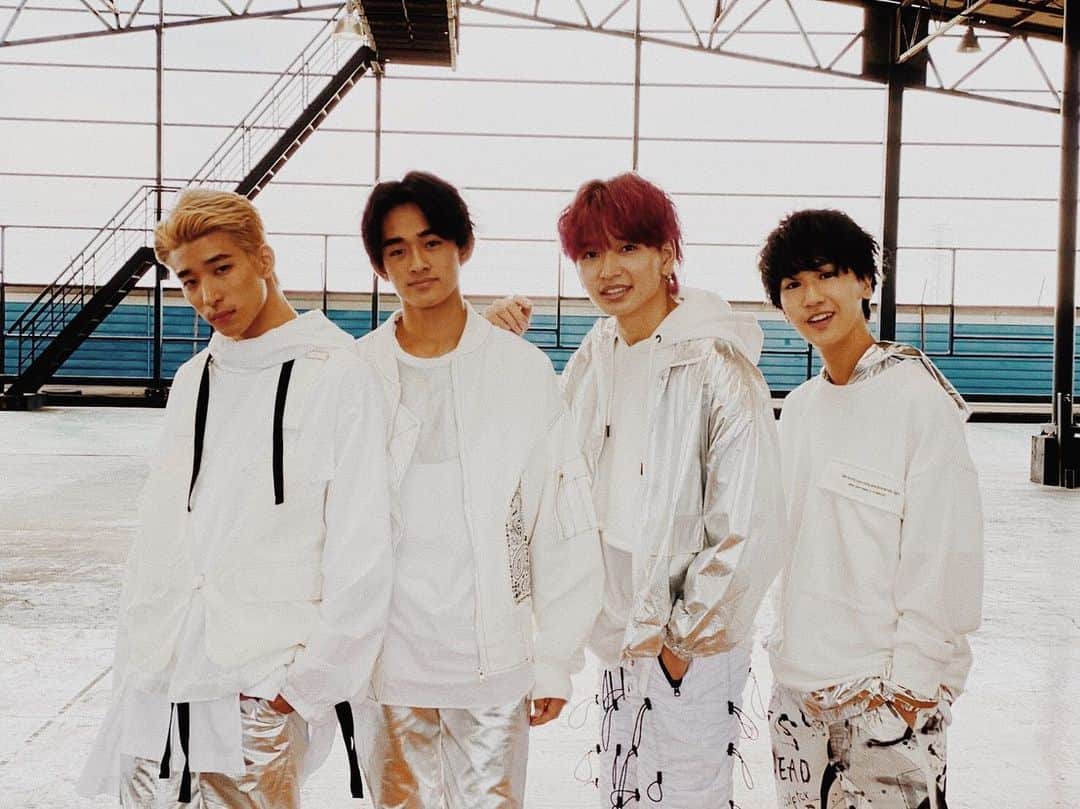 古幡亮（WATWING）のインスタグラム：「. 16×22 "BREAK OUT" . . Shooting Starまで残り1day...!!! その前に @watwing_official の今までのシングルをおさらいしておくのはいかがですかっっ😌 3月にreleaseした"BREAK OUT"  WATWINGのブチ上げ系ダンスナンバー！ 写真はDance video撮影中の1枚 この日あの過酷なダンスを何時間ひたすらに踊り続けたんです！😱 . そんなBREAK OUT Dance videoはWATWING 公式YouTubeで公開中！ check it out💥 . . #watwing #breakout #ryofuruhata #asahisuzuki #ryutakuwayama #noafukuzawa」