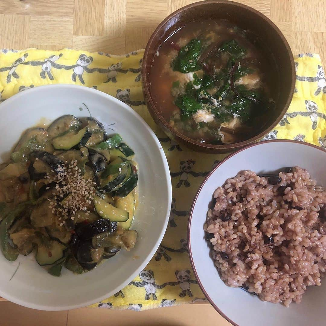 田中里依奈さんのインスタグラム写真 - (田中里依奈Instagram)「信州味噌で作った、#お家ご飯 🍚 茄子、ズッキーニ、ピーマンの味噌炒め🍆ほうれん草のお味噌汁、寝かせ玄米ご飯🍚 元々、お料理はあまり得意じゃなくてやってなかったけど😵毎日作るなんて初めてかも❣️ . #おうちごはん #信州味噌#茄子の味噌炒め #作りすぎてしまう件 #料理初心者#自粛生活#自粛生活の過ごし方#田舎の味#ステイホーム #ステイホーム週間#おうち時間」4月28日 2時25分 - riina_tanaka