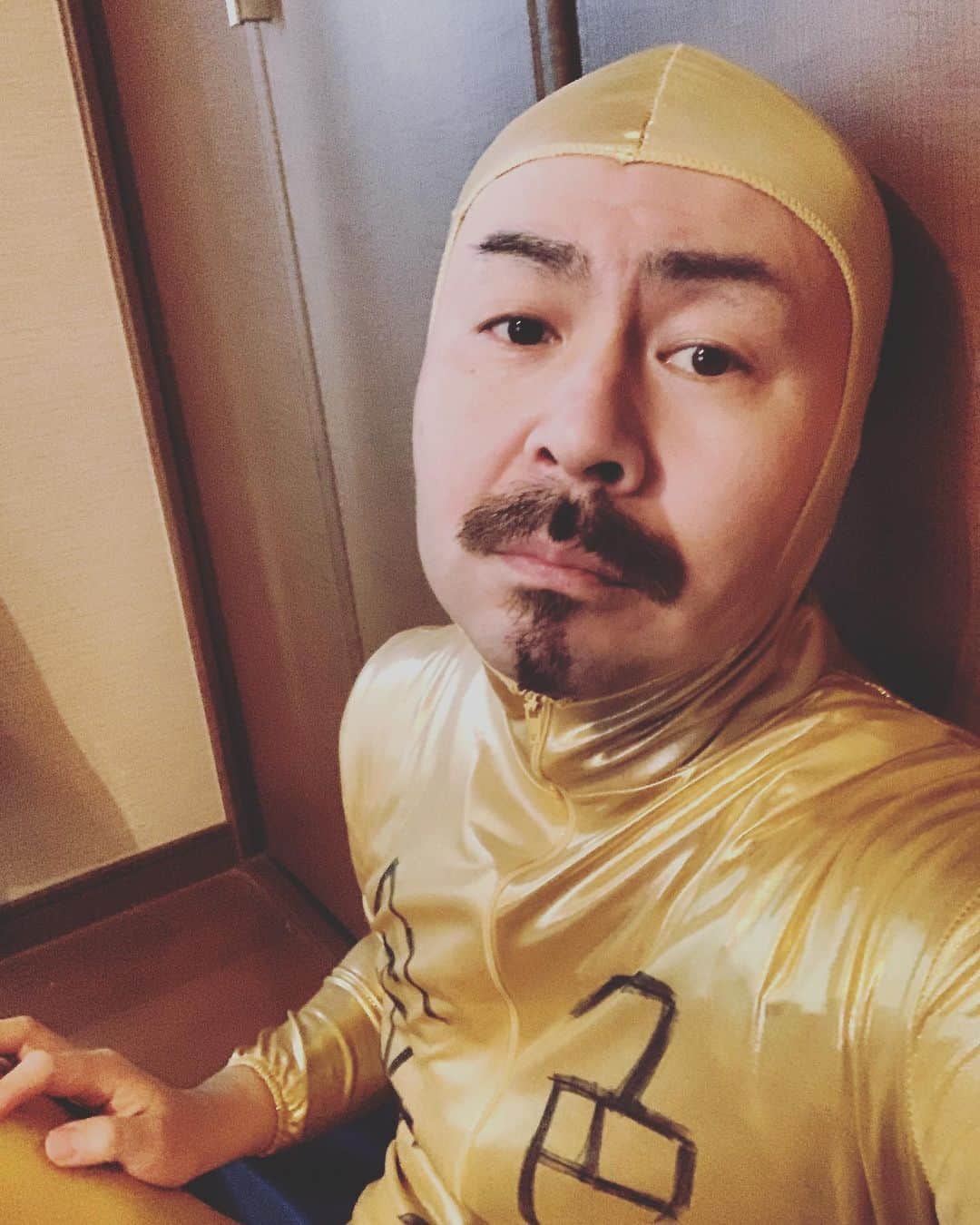こーいちのインスタグラム：「このまま寝てみよう。 おやすみ。  #早朝金色どっきり」
