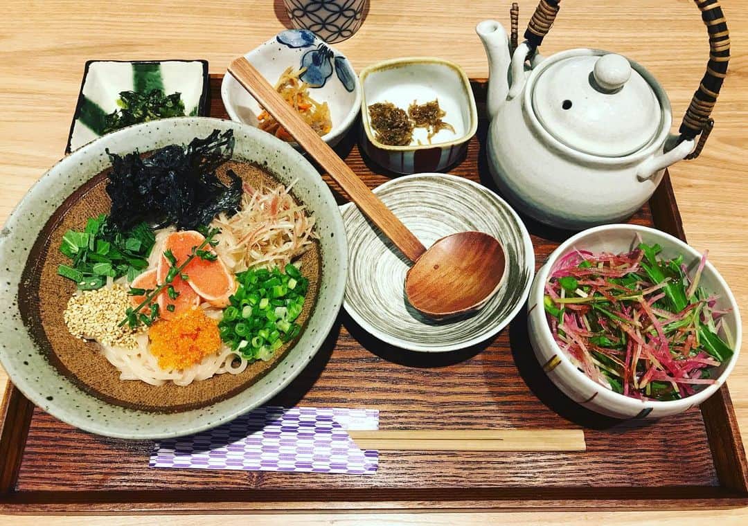 のインスタグラム：「やっと行けました！ ✨#東京たらこスパゲティ✨ 看板メニューの #炙りたらこのお出汁スパゲティ をいただいたよ。200円で定食セットにしました。ご飯かサラダが選べるので、サラダにしてみた。  トッピングの具を混ぜ混ぜしていただきます。スパゲティ自体にもたらこが和えてあるので、しっかりお味は付いています。むしろちょっと塩味は濃い目。 タピオカ入りという麺はモチモチした独特の食感でした。  途中からお出汁をかけてみた。このお出汁自体は美味しい！ ただ、お出汁をかけると麺からたらこが洗われてしまい、たらこスパゲティで無くなってしまう…。お出汁で味わうというコンセプトは面白いのだけど、ちょっと違うかな〜。 そして、定食セットでサラダにすると、小鉢のおかずが手持ち無沙汰になっちゃうんだな。どれもご飯のお供の味付けの、山椒じゃこ、金平ゴボウ、高菜なので。 食後は口の中がしょっぱい後味が残りました。 映えるんだけどねーー。しょっぱいのよ。 今度は違うメニューで単品をオーダーするわ❣️ . #コロナに負けるな #麺すたぐらむ #スパゲティ #パスタ #パスタ好きな人と繋がりたい #渋谷 #行列店 #コロナ禍で空いてたよ #やっと行けた」