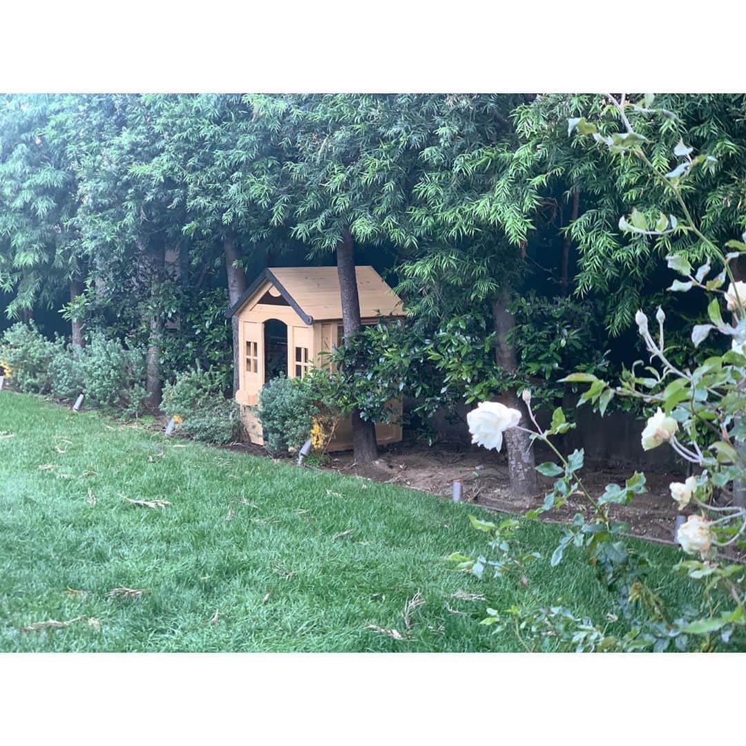 エリン フェザーストンのインスタグラム：「@gabrielsaporta earning his home improvement stripes with this sweet addition to our backyard. Stay home...but make it fun ❤️」