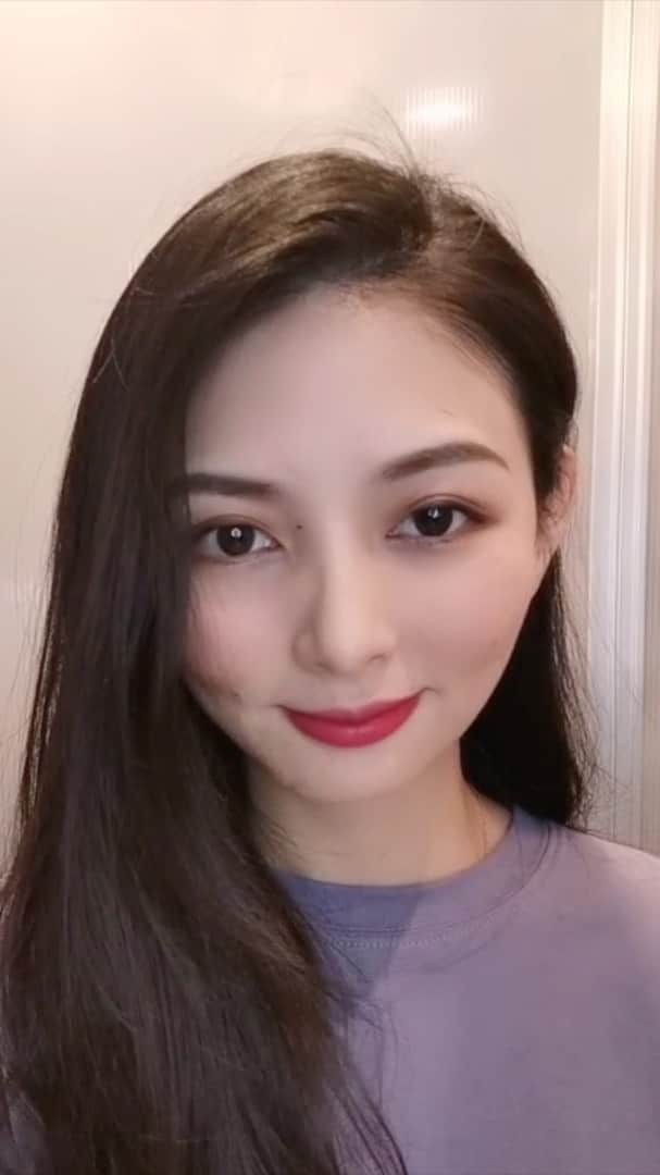 のインスタグラム：「お恥ずかしい話、今更はじめてiMOVE使いました☺︎笑  しかも、夜な夜な更新。🌙 とりあえず、作ってみたメイク動画。  なので、内容は至って普通の4月27日の使ったコスメとメイクです。改めて動画編集出来る方って凄いなと尊敬しました🥺✨ 3分半くらいあるので、IGTVにあげておきます。少しずつ、成長したいものです🤥」