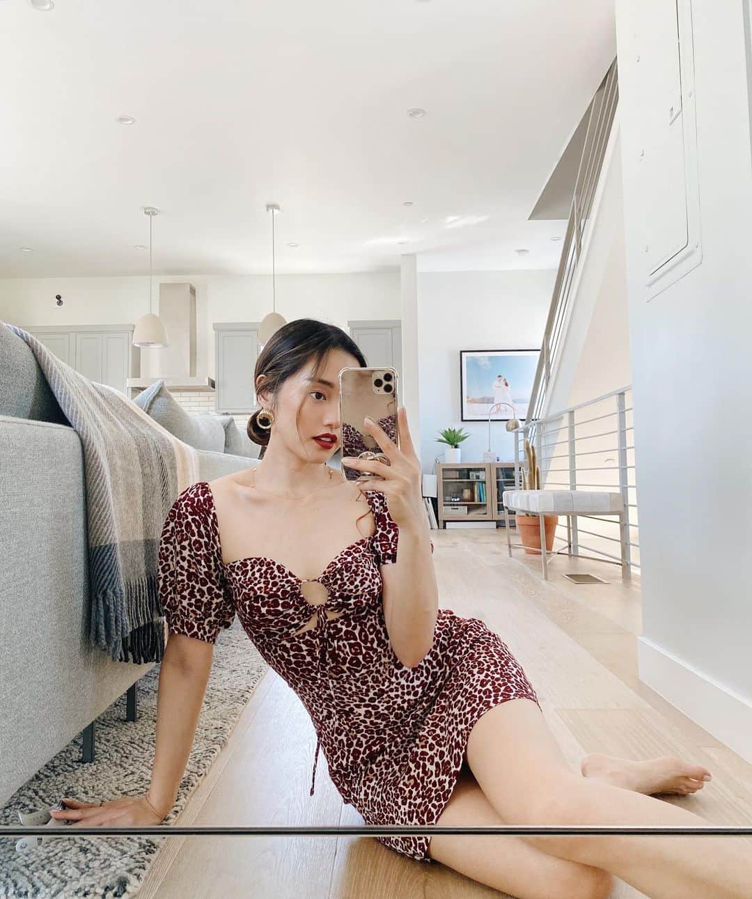 Jenn Imさんのインスタグラム写真 - (Jenn ImInstagram)「Living room chic in my fave @eggieshop dress 🐾 The Victoria dress is finally back in stock at @urbanoutfitters! Get it while you can~」4月28日 3時06分 - imjennim