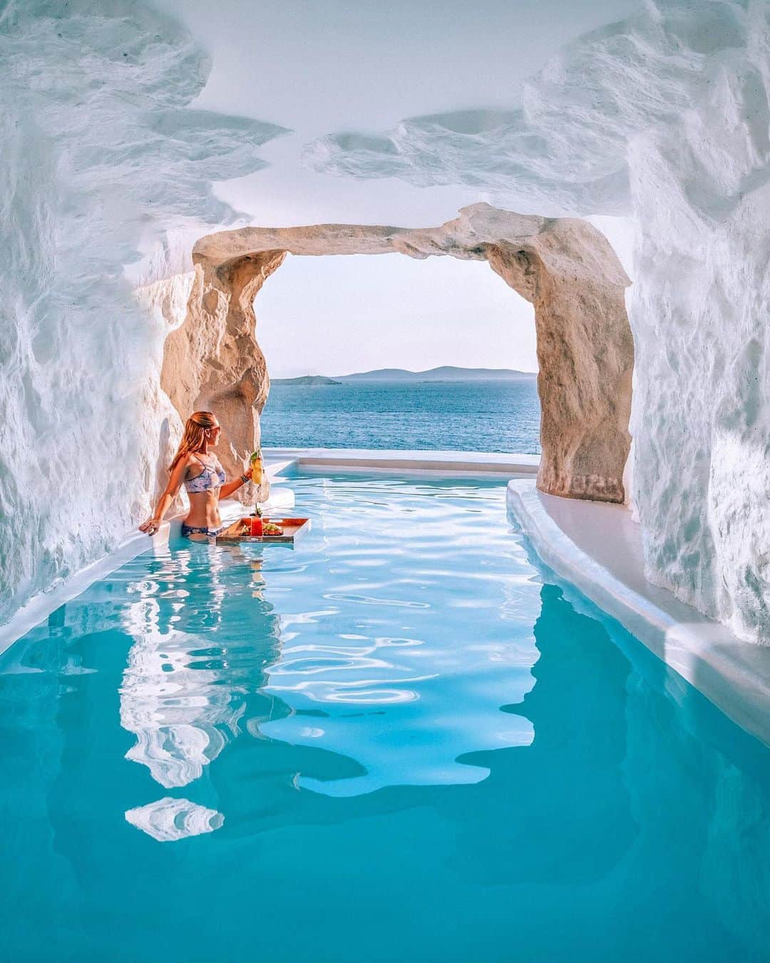 Izkizのインスタグラム：「Where I’d rather be self-isolating.. #Cavepool 💙 Which country are you in right now?」