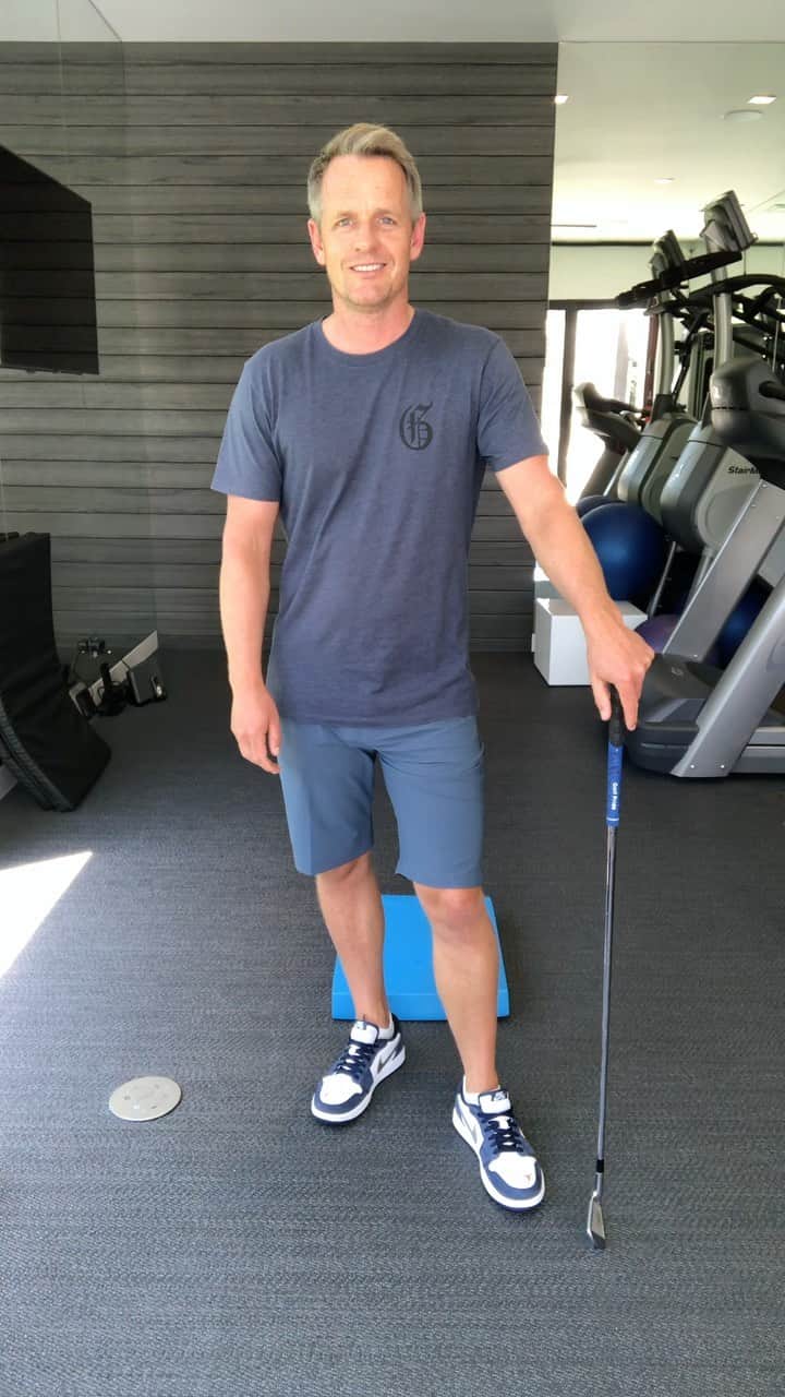 ルーク・ドナルドのインスタグラム：「We covered uphill & downhill lies on Friday, here are a few principles I like to follow for side slopes:  Ball above - spine more upright, little more knee flex to do this, ball position a little back & swing more around yourself.  Ball below - spine more tilted, straighter legs to do this, ball position a little more forward & swing up and down a little more vertically.  Matching your spine to the slope most important here #LDTips #golfathome #sideslopes #staysafe #stayhealthy」