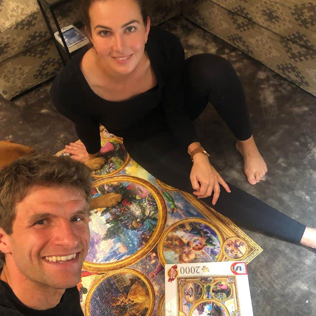 トーマス・ミュラーのインスタグラム：「We also do normal things😜✅#puzzle #done #teamwork #backtoworktomorrow 🤩#2000teilesindbrutal #derrahmenwardiehÖlleitung #beimletztenhashtagistwohletwasschiefgegangen🙈」