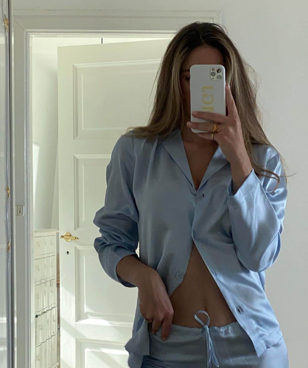 Mathilde Goehlerのインスタグラム：「Monday blues 😉」