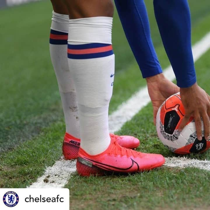 プレミアリーグさんのインスタグラム写真 - (プレミアリーグInstagram)「Name the Chelsea player 🤔  #repost • @chelseafc  Who is this on corner taking duties? 🧐 #CFC #Chelsea」4月28日 4時04分 - premierleague