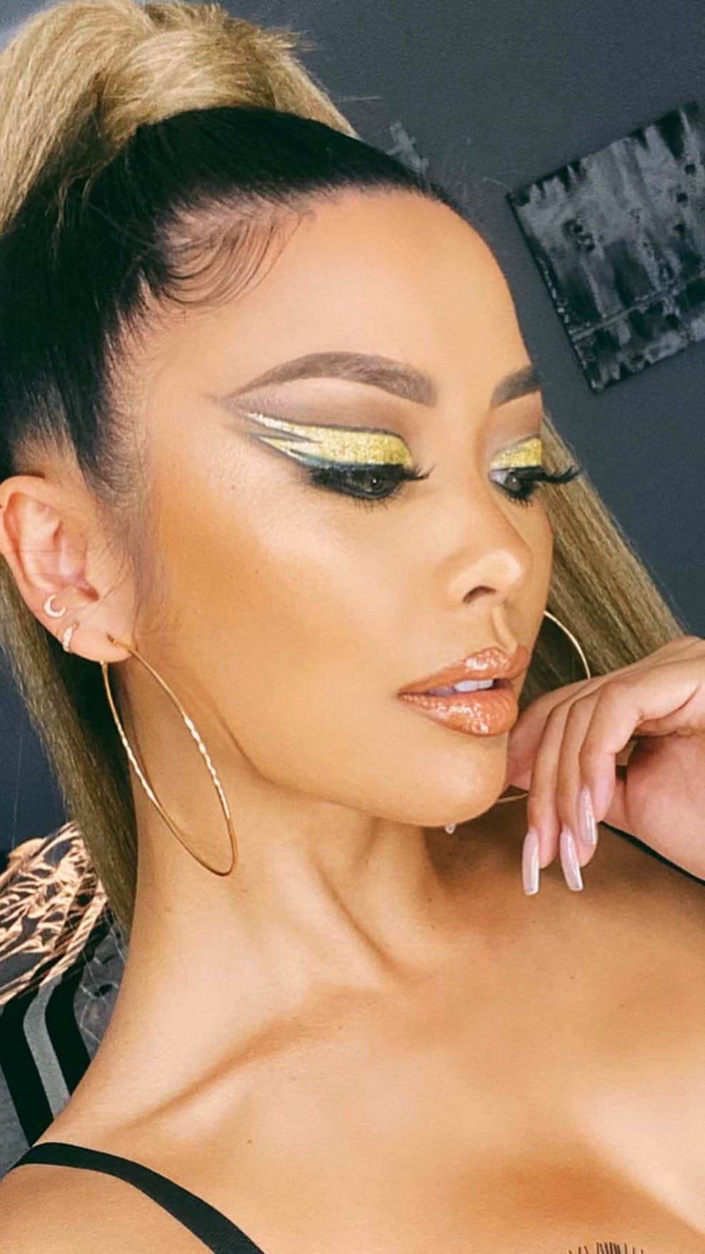リアン Vのインスタグラム：「What do you guys think of this look? Watch till the end! 💛」