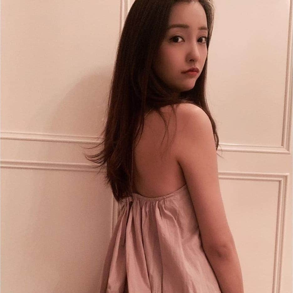 板野友美 ファンアカウントのインスタグラム：「The dress I ordered from @rosary.moon was very cute, so it was a bit big, so I tried packing it myself.  I hope you will return to the days when you can wear and go out😘. #itano #tomomi #itanotomomi #tomochin #itanotomomifansina #teamtomo #tomochin #artist #model #singing #jepang」