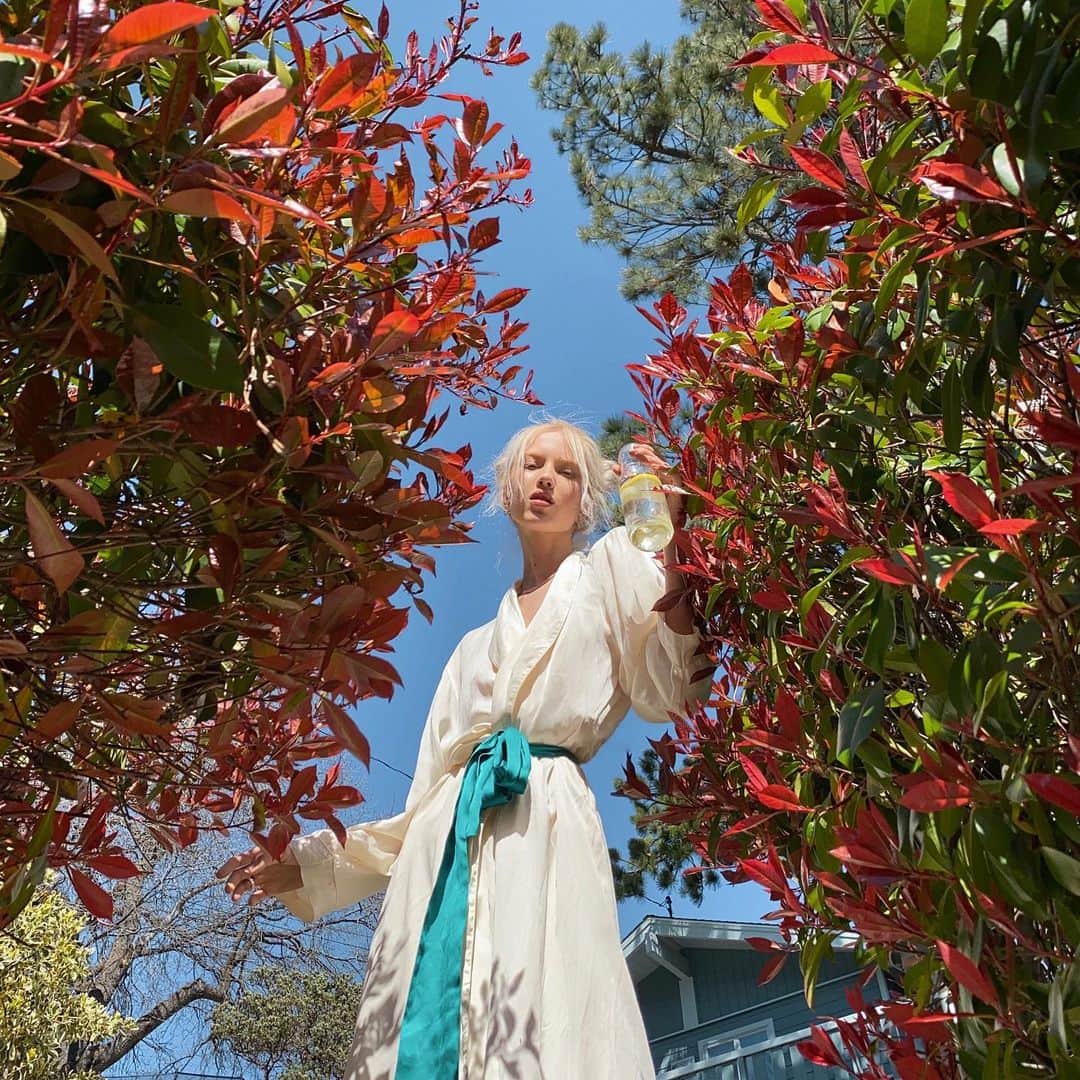 Sasha Supさんのインスタグラム写真 - (Sasha SupInstagram)「hanging in my robe all day long🧮」4月28日 5時02分 - ssupr