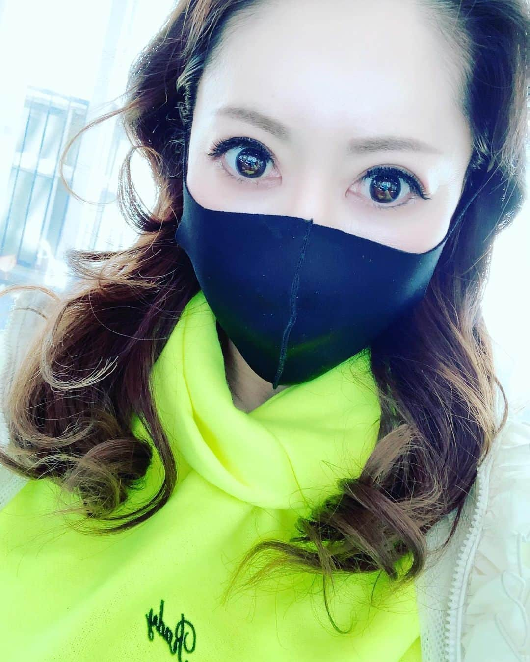 沢田麗奈さんのインスタグラム写真 - (沢田麗奈Instagram)「ー ごきげんよう。  自粛中のREINAです。  正直、ここまで大変な 事態になるとは思って 無かったのです…  撮影は延期になり、 基本的には、自宅で、 大掃除したり… トレーニングしたり… 意外に、やる事が沢山あります。  まずは、私が感染したら、大切な人達にも移してしまう… この状況が最悪なシナリオなので、 ステイホーム！ で、暫くは頑張ってみます。  大切な人、大切な命を、 守る事… 何より大事。  ー #ステイホーム #ステイホームがんばろう💪🌈 #マスク女子  #健康第一  #美活 #美意識 #美意識高い人と繋がりたい  #撮影 #撮影延期 #自撮り #自撮り女子  #トレーニング女子  #シングルマザー  #アラフィフ #美は1日にしてならず  #自撮り #海外移住  #ハワイ #ハワイ好きな人と繋がりたい  #followｍe」4月28日 14時28分 - reinasawada1026