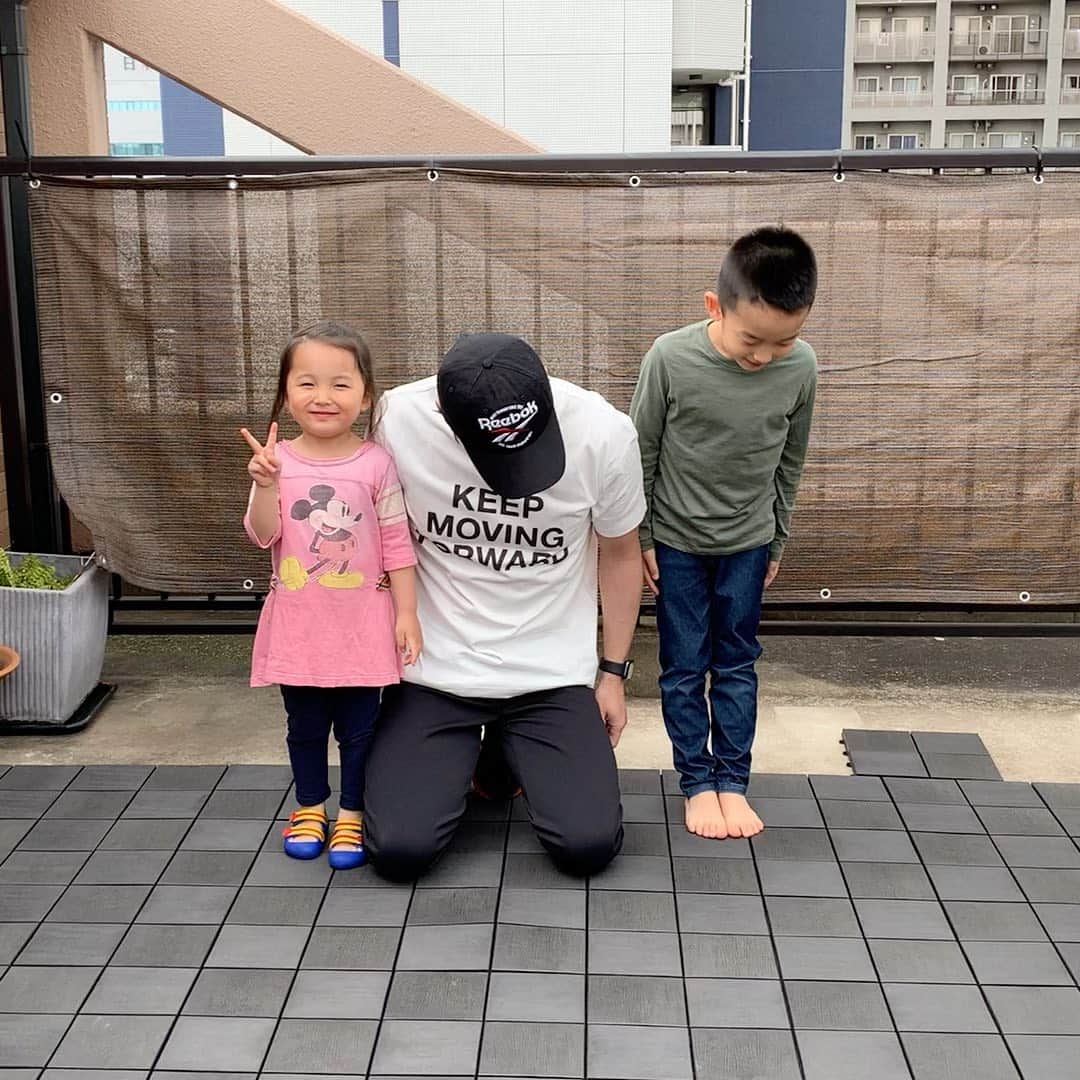 吉田輝幸のインスタグラム：「・ ・ 【プッシュアップチャレンジ】 アメリカでトレーナー活動している井田くんからのバトンを受け取りました！  医療現場で活動いただいている方々 インフラを回していただいている方々 ありがとうございます。  クラブビジネスジャパンさんの取り組みでもある 「KEEP MOVING FORWARD」 『健康なココロとカラダ作りで社会貢献する』という想いを胸に  これから活躍してもらいたいトレーナー3人にバトンを繋ぎます！ ・横井トレーナー ・園部トレーナー ・小椋トレーナー よろしくお願いします。  #pcp #reebok  #vaam #アスリート #パーソナルトレーニング #ストレングス&コンディショニング」