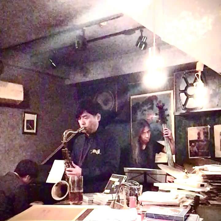 鈴木央紹のインスタグラム：「皆さんお元気でいらっしゃいますか？ 僕もずっと自宅待機、ピアノとかフルートとか練習しています。 サックスは音が大きいので都心のマンション暮らしでは蚊の鳴くような音量でしか吹けないので笑  ライブ動画頂いたのでソロ途中までですが、載せます！ この続きはYouTubeチャンネルで！ https://www.youtube.com/watch?v=9UoCO15t660  しかし今は全国民で我慢の時ですね。 早く収束させて普段通りの生活を戻しましょう！ 今のところ、5月17日までの全てのライブは中止となっておりますのでお知らせしておきます。 早くライブしたい！ #stayhome #jazzlive #embraceableyou #鈴木央紹」