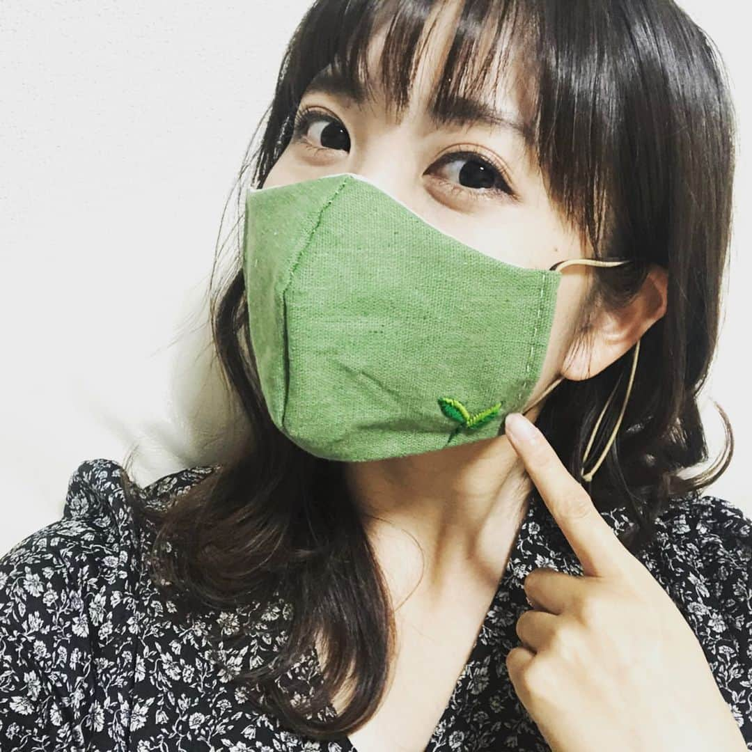 黒田菜月さんのインスタグラム写真 - (黒田菜月Instagram)「静岡といえば…お茶🍵 #お茶マスク #勝て菌 #カテキン #手作りマスク #外出自粛 #まだまだ続く #おうち時間向上委員会  #刺繍初心者 #ハンドメイドマスク  #刺繍 #葉っぱ #難しいけど楽しい  #ガーゼマスク #肌に優しい  #マスク作り #マスク職人 #おしゃれマスク #マスク女子 #女子アナ #アナウンサー #自宅待機 #おうちじかん #おうち時間向上委員会  #おうち時間を楽しむ  #マスク寄付したい  #マスク欲しい人と繋がりたい  #それぞれがんばろう」4月28日 14時50分 - nyaaatsuki_krd