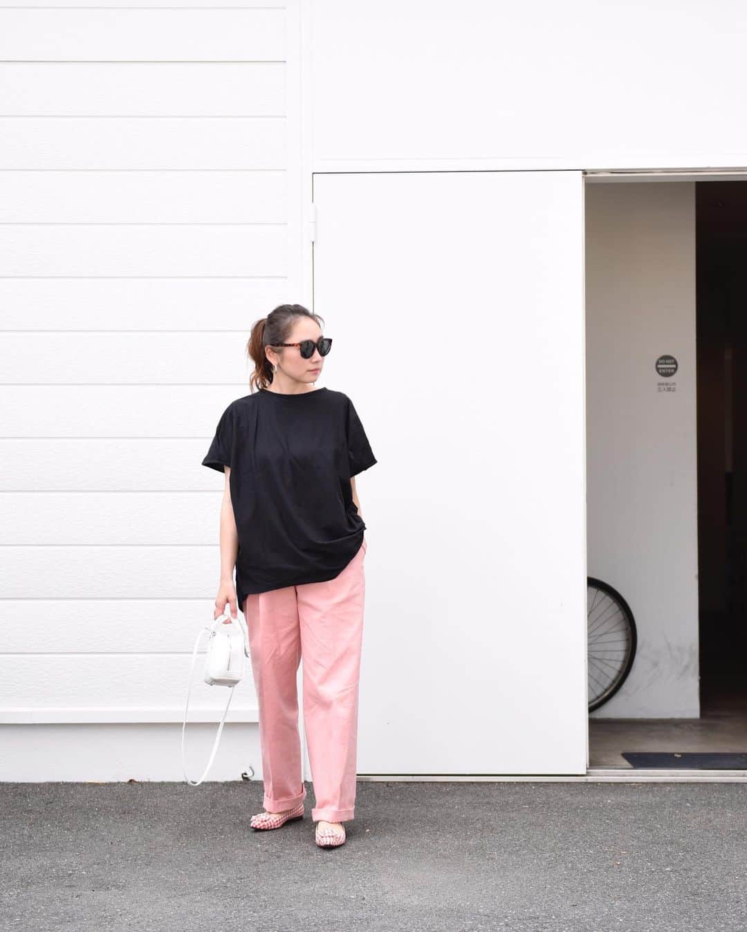 Keikooooooのインスタグラム：「暖かったので、アウターに T shirtだけ羽織って、ワンマイルコーデ❤️ ランダムシルエットTは、ワイドパンツでゆるゆるコーデにしてみました❤️ 計算されたシルエットで着るだけで−3キロシリーズ🤭 ギンガムチェックのpumpsがポイント🗣 . outer @sono_official #sono  T shirt @donobanweb #donoban pants @stunninglure #stunninglure  shoes @ohgaofficial #ohga  bag @a_vacation_ #avacation  #ママコーデ #ootd#ドノバン」