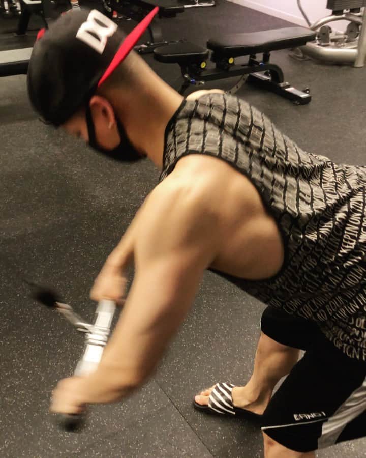 プニエル のインスタグラム：「Back day! Stay healthy everyone !  오늘은 등! 다들 건강 잘 챙기세요!」
