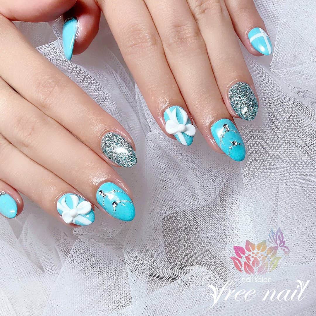 free nail フリーネイルのインスタグラム：「. お客様ネイル💅🏻🌼✨ . ティファニーネイル💎✨ . 人気のデザインです🍀✨ . ご来店ありがとうございました🙇🏻‍♀️🙇🏻‍♀️🙇🏻‍♀️💗 . freenailは、緊急事態宣言発令を受け、 4/13〜5/6まで臨時休業中です。 お客様にはご不便をおかけし大変申し訳ございませんが、ご理解賜りますようお願い申し上げます。 . #ネイルアート #ジェルネイル #ネイルサロン #大阪ネイルサロン #ネイルデザイン #ネイルチェンジ #ティファニーネイル #リボンネイル #グリッターネイル #ネックレスネイル #ブルーネイル #ホワイトネイル #デザインネイル #トレンドネイル #シンプルネイル #大人ネイル #春ネイル #springnails #nailsart #nailsdid #美甲 #日式美甲 #日式美甲胶 #日本美甲师 #日本美甲老师 #美甲上课 #日本胶 #フリーネイル #freenail」
