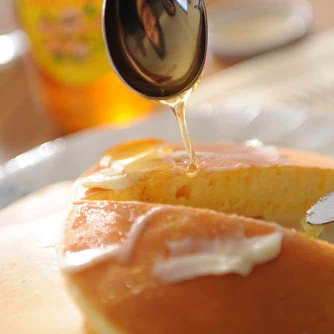 ほぼ日刊イトイ新聞さんのインスタグラム写真 - (ほぼ日刊イトイ新聞Instagram)「【飯島奈美さんレシピでホットケーキ】﻿ 朝ごはんに、ブランチに、おやつに﻿ ぜひ飯島さんの『LIFE』レシピでホットケーキを。﻿ 飯島さんのコツで焼き目がきれいになるはず！﻿ ﻿ ●材料﻿ 材料（３枚分）﻿ ホットケーキのタネ﻿ 小麦粉　120g﻿ ベーキングパウダー　小さじ１﻿ 卵（Mサイズ）　１個﻿ 砂糖　大さじ２〜３（甘めが好きなひとは、大さじ３）﻿ 牛乳　80cc﻿ バター　15g（溶かして、大さじ１）﻿ 焼くとき用のサラダ油﻿ （テフロン加工のフライパンなら不要）﻿ ﻿ 食べるときにかけるもの﻿ はちみつ（メイプルシロップ、黒みつなどお好みで）﻿ バター（有塩、無塩はお好みで）﻿ ﻿ ●つくりかた﻿ １)分量をきっちりと量ります。﻿ 粉ものは、カンでやるのは、ちょっとむずかしいので。﻿ 小麦粉を120g。﻿ ベーキングパウダーを小さじ１。﻿ 小麦粉とベーキングパウダーを、﻿ いっしょにふるいにかけます。﻿ ふるいは、粉専用のものがなくても、﻿ 目の細かいザルで大丈夫。﻿ 「だま」が残るので、﻿ 指でていねいに、あみの目を通します。﻿ ﻿ 2)卵をひとつ、別のボウルに割り入れます。﻿ 今回は、Ｍサイズの卵を使いました。﻿ 卵を溶きます。ここで「泡立てない」のがポイント！﻿ お砂糖大さじ２を加えます。﻿ 甘めが好きなひとは、大さじ３でもいいですよ。﻿ ﻿ ３)別でバターを準備。﻿ お鍋で湯煎をして、溶かしておきましょう。﻿ 溶けた状態で、大さじ１、使います。﻿ 2)のボウルに牛乳80ccを混ぜ入れます。﻿ このときも、泡立てないように注意。﻿ よく混ざったところに、バターを加えて、﻿ さらによく混ぜます。﻿ ﻿ 4) 3）の卵のボウルに﻿ １）の小麦粉とベーキングパウダーを混ぜましょう。﻿ 粉が溶けて、とろっとしてくるまで。﻿ すくいあげてみて、一瞬かたちを残しながら﻿ すぐに溶けていくくらいの感じ。﻿ かたかったら、牛乳でのばしましょう。﻿ これで、タネのできあがりです。﻿ ﻿ 5)できあがったタネを、フライパンに流し込みます。﻿ テフロンのフライパンなら、常温のまま油をひかずに。﻿ （ホットプレートでも、いいですね！）﻿ 鉄のフライパンなら、熱して、油をうすくひき、﻿ ぬれぶきんの上に乗せてちょっとだけ冷ましてから、﻿ タネを流し入れます。﻿ 中火よりすこし弱めの火にかけましょう。﻿ ﻿ 6)すぐフタをして、２～３分、がまん。﻿ 表面がぷくぷくしてきました。﻿ 真ん中までぷくぷくが見えて、﻿ まわりがすこし固まったかなという感じになったら‥‥﻿ ﻿ 7)ヘラをさしこんで、はがし、そのまま、もとにもどします。﻿ これが飯島さんのコツ。焼き目がきれいになるんです。﻿ 小さな穴が、まだ固まっていないタネで埋まって、﻿ きめがこまかくなるような気がして、﻿ やってみたんですって。（ぜひまねしてみてください！）﻿ 30秒、さらに焼きます。﻿ ﻿ 8)こんどはひっくり返します。﻿ 失敗しないように慎重に！﻿ せーのっ。﻿ １分焼いたら、できあがり。１枚完成です。﻿ そして、２枚目。﻿ ひとり２枚か、３枚はほしいですものね。﻿ 最初のほうのは、ちょっと冷めちゃうけど、﻿ それもよしといたしましょう。﻿ ﻿ 9)ぜんぶ焼き上がったら、﻿ バターをひとかけ、あついうちに乗せましょう。﻿ とろんと溶けかけたところで「いただきます！」。﻿ ちなみに、有塩バターを使うと、ほんのりしょっぱくて﻿ 逆に甘さが引き立ちます。﻿ ナイフで大胆にバターを塗って、﻿ はちみつを、たっぷりかけて召し上がれ！﻿ ﻿ 写真多めのレシピと手順は﻿ #ほぼ日刊イトイ新聞 で掲載しています。﻿ https://liferecipe.1101.com/791.html﻿ ﻿ #ほぼ日 #ほぼ日刊イトイ新聞 #ほぼ日LIFE﻿ #ホットケーキ #飯島奈美﻿ #おやつ #朝ごはん #ブランチ﻿ #レシピ #おうちおやつ #おうちごはん」4月28日 14時55分 - hobonichi1101