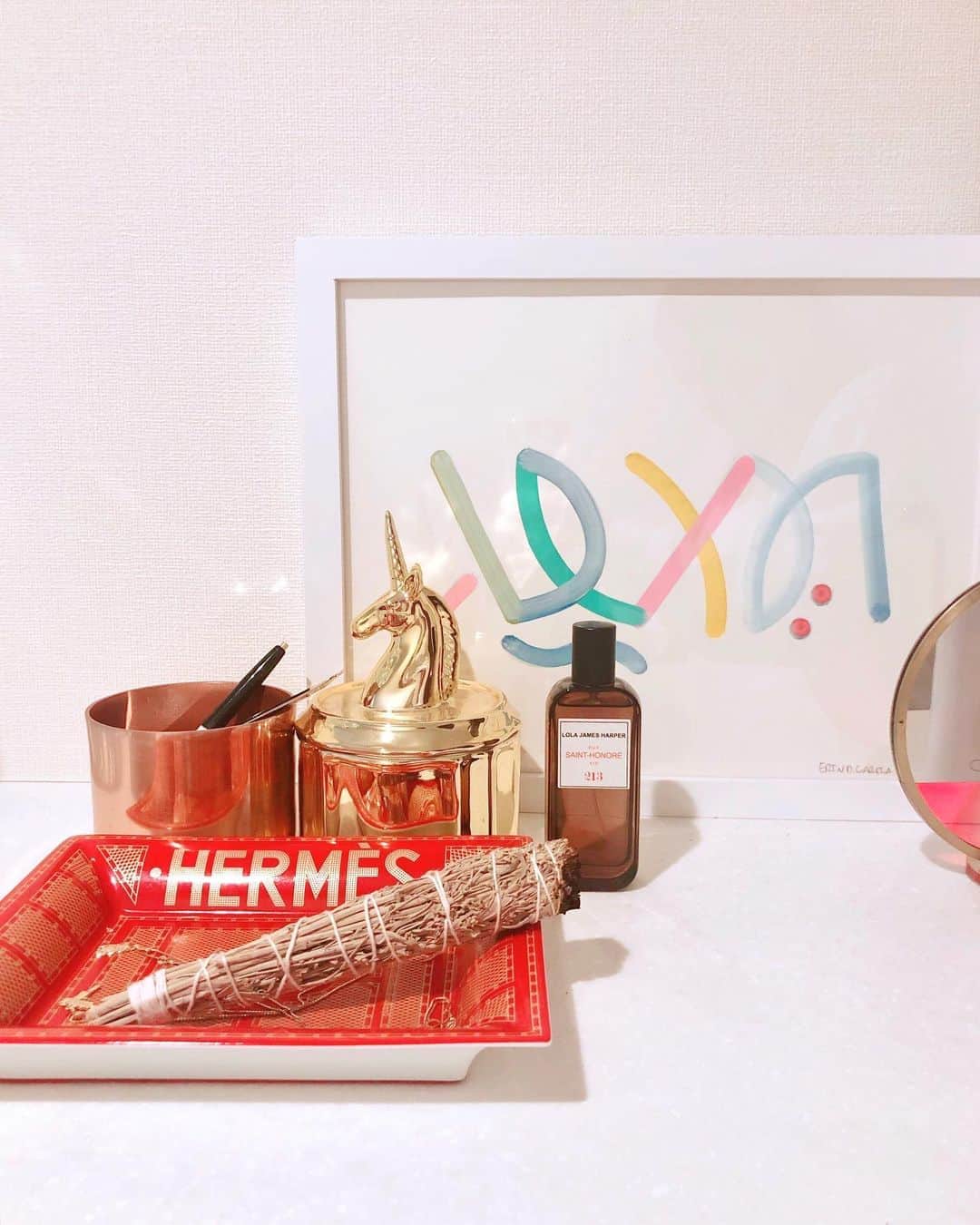 山脇道子のインスタグラム：「お気に入りのルームフレグランスは @lolajamesharper の 213 RUE SAINT-HONORE AIR🍃🇫🇷 COLETTEに入るとふわっと香ったあの香り✨🥺💫✨ 旅から帰ってお土産の包装紙を開いたときにも まだ少し残っていた香りが好きで 今は我が家の玄関に😌」