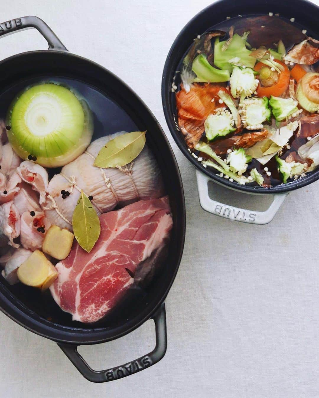 樋口正樹さんのインスタグラム写真 - (樋口正樹Instagram)「soup stock . スープストックついでの 茹で鶏＆茹で豚の仕込み。 あと野菜クズのスープと。 まぁまぁ時間ありますし ゆっくりコトコトやって あますことなくやりくり。 . ☝️おしらせ ちくわは一旦終了ですー！ . . #スープストック #ボーンブロス #ベジタブルブロス #野菜のだし #やりくり上手になりたい #スープダイエット #スープ生活 #免疫力アップ #soupstock #bonebroth #vegetablebroth」4月28日 15時08分 - higuccini