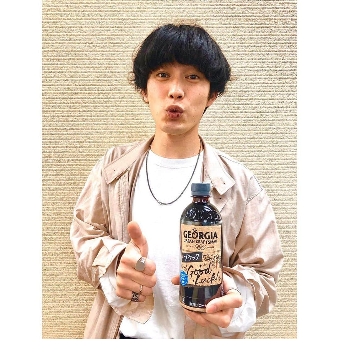 樫尾篤紀さんのインスタグラム写真 - (樫尾篤紀Instagram)「ジャパン クラフトマンからメッセージボトルが出ました！！ 照れくさくて気持ちを伝えられない時とか、メッセージボトルで想いを伝えられるからいいね。 メッセージは36種類もあるらしい！ 僕はりんたろにメッセージを！ これからもモデルの仕事がんばれ！ #PR #ジョージアジャパンクラフトマン #仕事中のペットコーヒーは美味しい方がいい #GoodLuck #大橋美由紀 #ブラック @miyuki_ohashi」4月28日 15時11分 - kashioatsuki