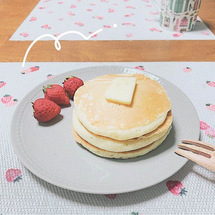 伊倉愛美さんのインスタグラム写真 - (伊倉愛美Instagram)「パンケーキ食べたい﻿ パンケーキ食べたい﻿ パンケーキ食べたい﻿ と思ったから作った🥞﻿ バターは #グランフェルマージュ﻿ の #塩バター 🧈🧂☺️☺️☺️﻿ ﻿ 程よい塩っけがたまらんね〜、﻿ 素朴な味になります。﻿ 美味しかった🙌﻿ ﻿ #パンケーキ #pancake #ホットケーキ #hotcake﻿ #おやつタイム  #japanesesinger #singer #japanesemusician #musician #japanesegirl #portrait #photography #camera #japanesemodel #ssw #アーティスト #artist #japaneseartist #tokyo #팔로미 #도쿄 #좋아요 #粉我 #パステルカラー #カラフル #手書き加工 #てがき加工 #落書き加工﻿」4月28日 15時24分 - ikura_manami