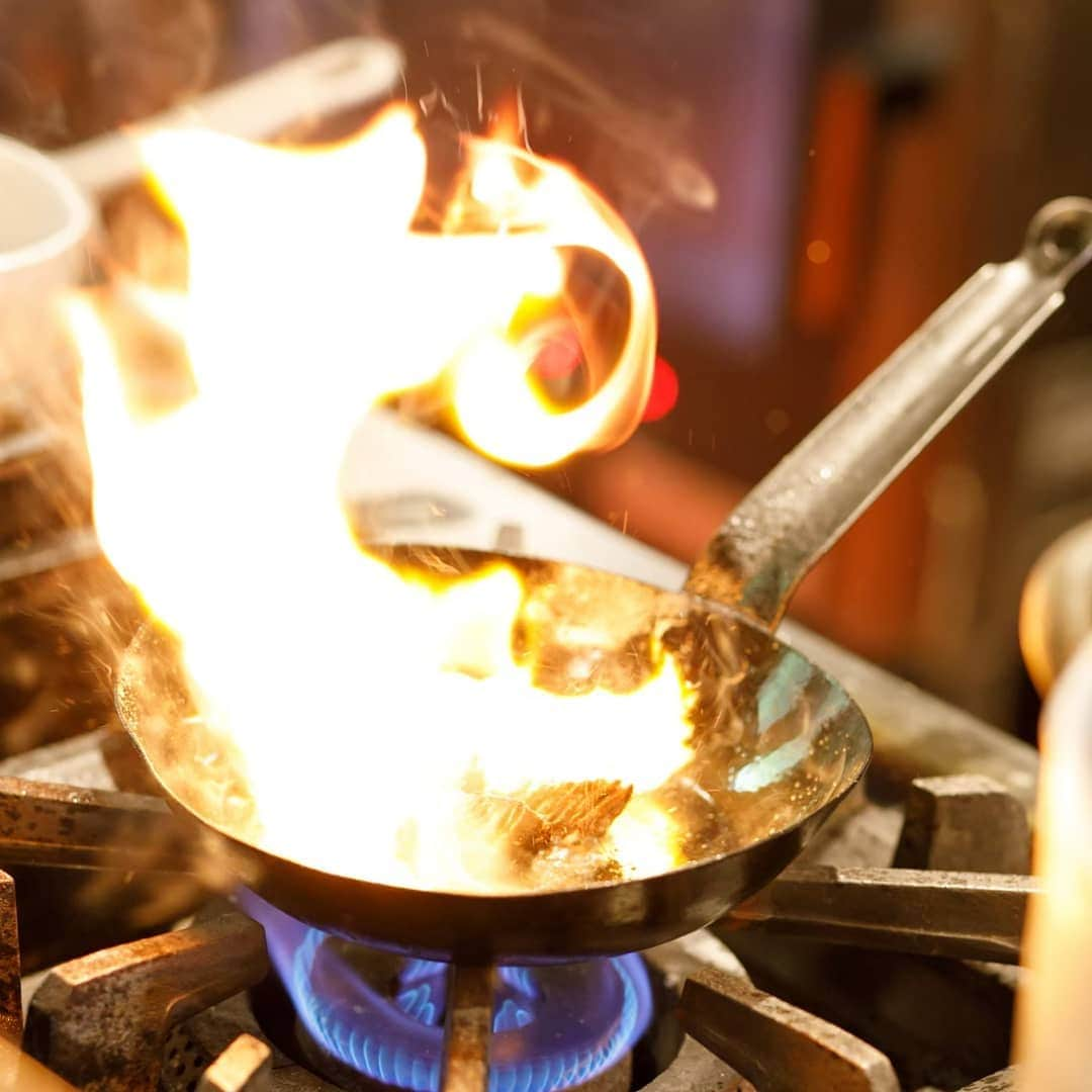 菊水楼公式アカウントのインスタグラム：「Preparing beef curry // Western restaurant Beef steak is finished with flame.  Enjoy with Japanese-style curry and rice. ＊ ビーフカレー // 洋食菊水 創業当初から人気の定番メニューの菊水カレーには、フランベしたビーフが入ります。 (昭和42年1967年に開業いたしました洋食レストランは、2020年5月10日をもって営業を終了させていただくことになりました。53年間のご愛顧誠にありがとうございました。） ＊ @osaka_laviephotography @the_kikusuiro_narapark #japan #nara #kikusuiro #narapark #naradeerpark #trip #travel #narajapan #お顔合わせ #奈良 #ならまち #菊水楼 #奈良グルメ #カレーライス #カレー #フランベ #洋食屋さん」