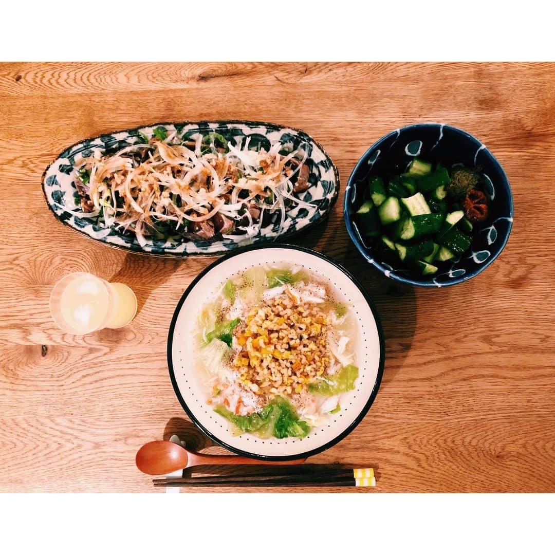 Saoriさんのインスタグラム写真 - (SaoriInstagram)「いつもレシピを見ずに料理を作る夫と、﻿ その姿に感嘆する妻。﻿ 我が家ではお馴染みの光景です。﻿ ﻿ ・蟹とレタスのあんかけ玄米チャーハン﻿ ・カツオのたたき﻿ ・ふき味噌きゅうり　﻿ ・琉球れもんさわー」4月28日 15時17分 - saori_fujisaki