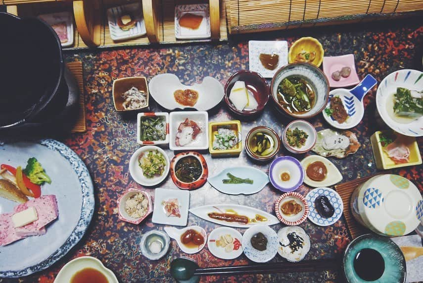 Rediscover Fukushimaさんのインスタグラム写真 - (Rediscover FukushimaInstagram)「What’s the most memorable meal you’ve had in Japan? For me, it must be being treated to this spread for dinner at a traditional ryokan in Iizaka Onsen. Each tiny dish contains a different type of vegetable, including sansai (wild mountain vegetables), all grown or collected by the ryokan owners. While there is a huge amount of variety among washoku dishes across Japan, one thing that tends to be true no matter where you go is that the presentation is fantastic! Even so, this meal at Aoba Ryokan was really something special」4月28日 15時17分 - rediscoverfukushima