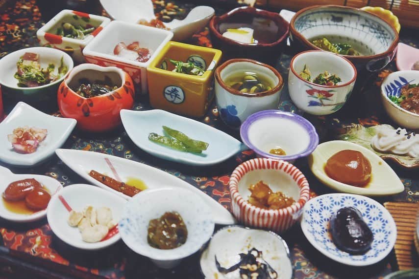 Rediscover Fukushimaさんのインスタグラム写真 - (Rediscover FukushimaInstagram)「What’s the most memorable meal you’ve had in Japan? For me, it must be being treated to this spread for dinner at a traditional ryokan in Iizaka Onsen. Each tiny dish contains a different type of vegetable, including sansai (wild mountain vegetables), all grown or collected by the ryokan owners. While there is a huge amount of variety among washoku dishes across Japan, one thing that tends to be true no matter where you go is that the presentation is fantastic! Even so, this meal at Aoba Ryokan was really something special」4月28日 15時17分 - rediscoverfukushima