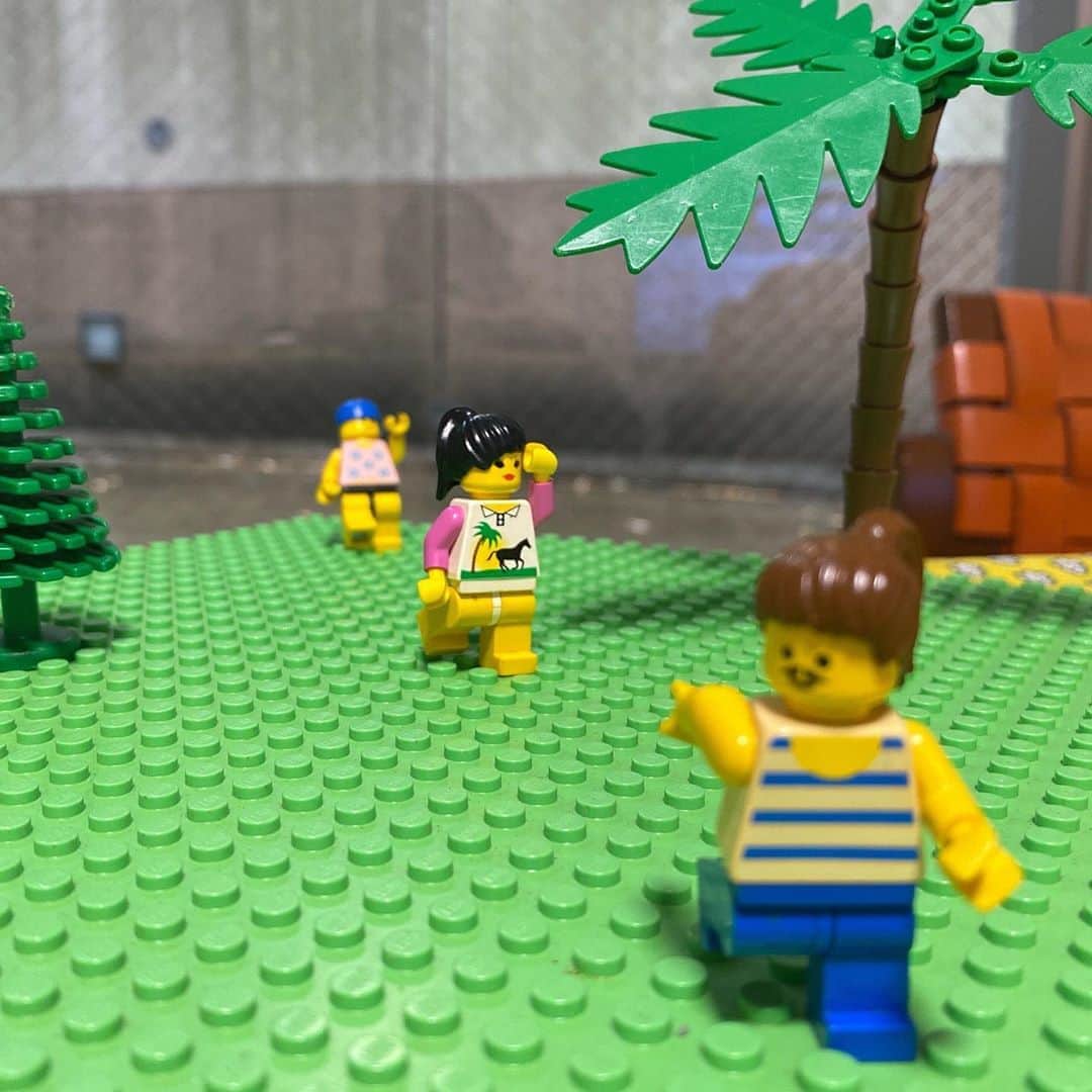 中西悠理さんのインスタグラム写真 - (中西悠理Instagram)「レゴの皆さんも ソーシャルディスタンス🏃‍♂️ 🏃‍♂️ 🏃‍♂️ あすのはやドキ（TBS 4時25分〜6時）も是非ご覧ください✨  コロナ対策を十分に心がけて、放送に臨みたいと思います🙏  #レゴ #ソーシャルディスタンス #フィジカルディスタンス #先頭はポニーテール髭おじさん」4月28日 15時21分 - yuuri.nakanishi