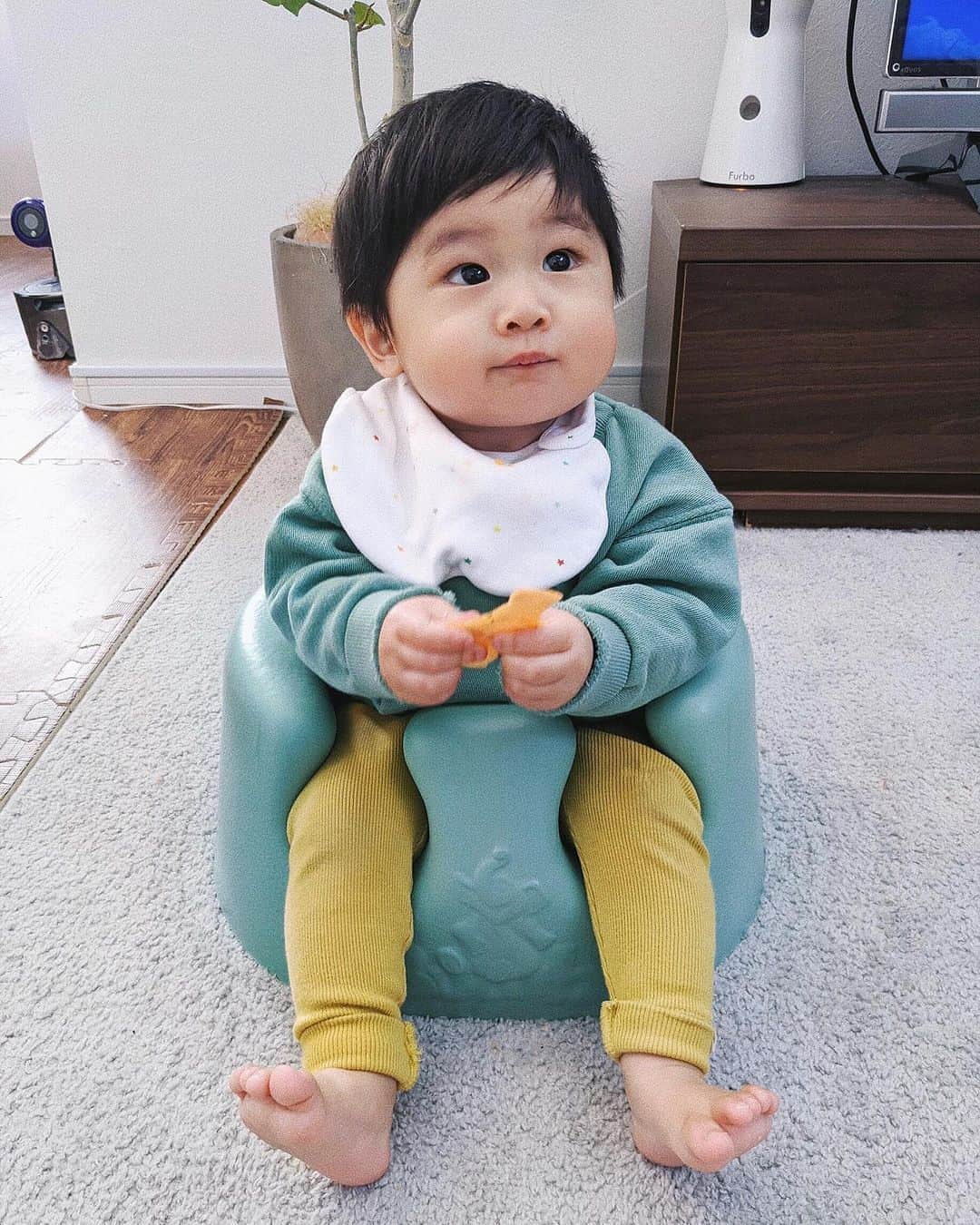 ソンイのインスタグラム：「生後4ヶ月頃から愛用していたBumboベビーソファは１歳前に卒業🌸﻿ 先月の写真なのになんだかもう懐かしい🥺﻿ おやつタイム、セルフ散髪、外食時などなど👦🏻﻿ とてもお世話になったベビーアイテムでした😌﻿ ﻿ 座った時の安定感が安心だし、軽いし、汚れても拭き取りやすいし、カラバリ豊富で新色ラインナップも出てとっても可愛いの🌼﻿ ﻿ 今だと数量限定で購入時にバースデー用のフォトセットがついてくるんだよ🎂🎈﻿ ﻿ オンラインだとカミングショップ(T-REX公式サイト)、アカチャンホンポネット通販で購入できます😌﻿ ﻿ #PR #バンボ #Bumbo #バンボデビュー #新米ママ #生後12ヶ月 #1歳0ヶ月 #子育てグラム #赤ちゃんのいる生活 #男の子ベビー #ベビーグッズ」