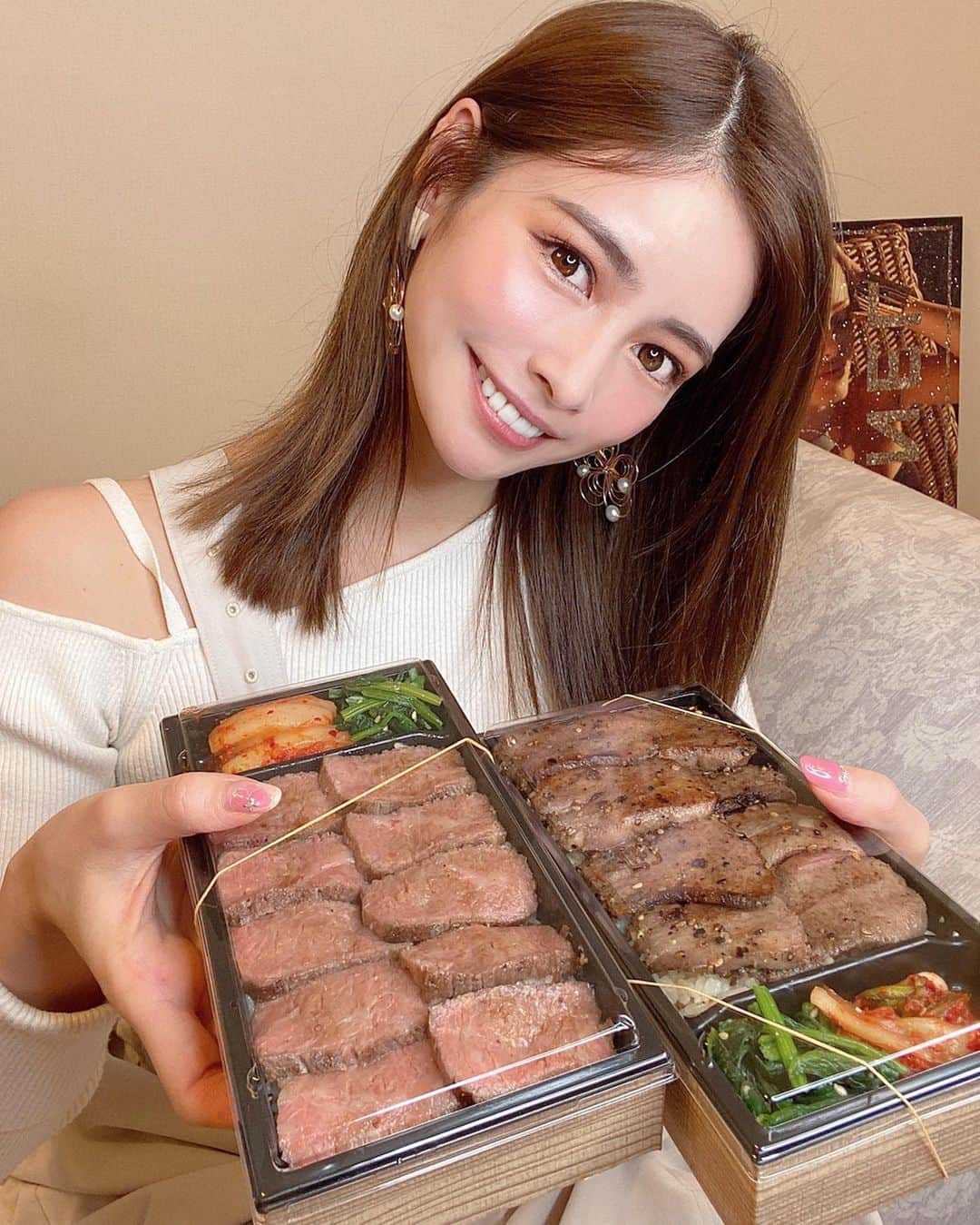 得あゆさんのインスタグラム写真 - (得あゆInstagram)「外食できないから #自粛弁当　🍱 これも前にストーリー載せたらどこのー？って たくさんdm頂いていたから載せます🍖 西麻布うしごろ　@ushigoro_yakiniku お肉の種類で弁当がたくさんあるから すごい迷った！肉！って感じで美味しかった🍖😚💓 焼肉行きたい！って方は ぜひ贅沢な自粛弁当🍱食べてみてね🥺✨ これもグルメ親友おすすめしてくれてありがとう😚 また食べたい💓 ・ ・ ・ ・ ・ ・ ・ ・ #うしごろ#焼肉#焼肉弁当#自粛#自粛生活#弁当#外食#西麻布#美味しい#グルメ#食べ歩き#食べるの大好き#夜ごはん#ディナー#肉#お肉#おうち#おうち時間#おうちカフェ#おうちごはん#幸せ#家族#一人暮らし#テイクアウト#takeout#yakiniku#lunchbox#japanesefood#stayhome」4月28日 15時40分 - tokuayu819