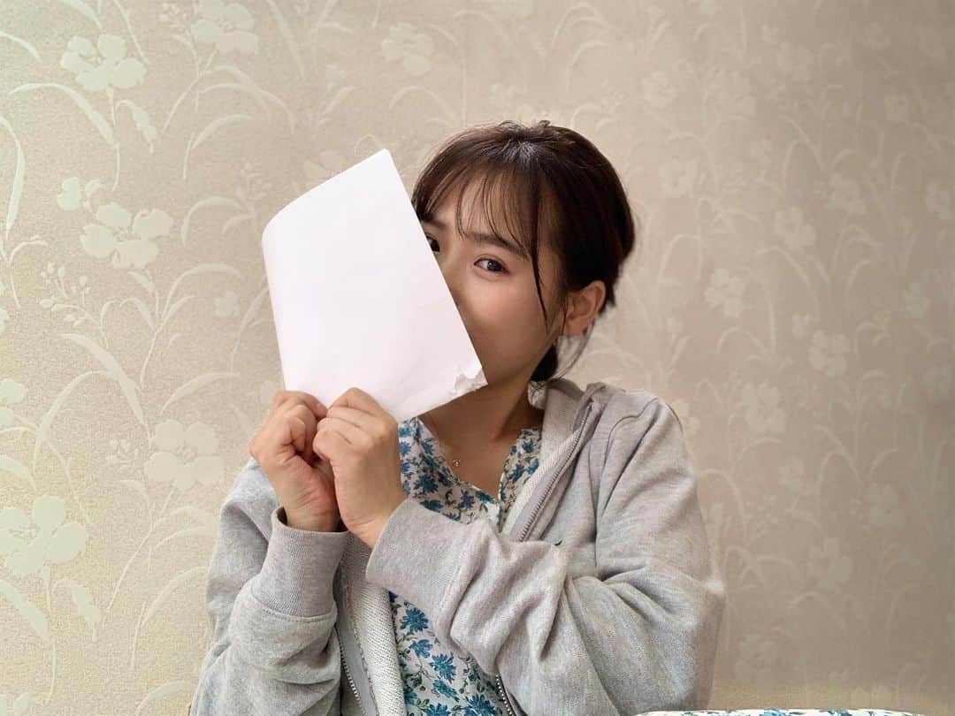 秋山ゆずきのインスタグラム：「. . とある #リモート作品 クランクイン、クランクアップしました👏 台本はきき🐱が かじってぺってするから端が無くなった。 . . ひっそりクランクイン、ひっそりクランクアップ ちょっぴり淋しいけど 楽しかったです🌸 . . 情報公開お楽しみに🥰 . . #リモート撮影 #リモート映画 #リモートドラマ #stayhome #タイマーで撮影 #自撮り」