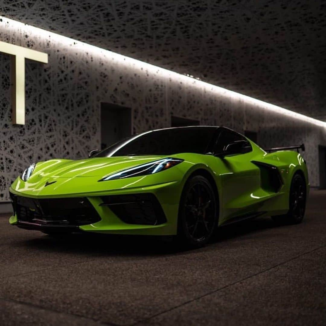 CarsWithoutLimitsさんのインスタグラム写真 - (CarsWithoutLimitsInstagram)「Brand new C8 Corvette wrapped in @inozetek Acid Green done by @eawraps 🐉  Photo @c.j.n.photography  #carswithoutlimits #chevrolet #chevy」4月28日 6時53分 - carswithoutlimits