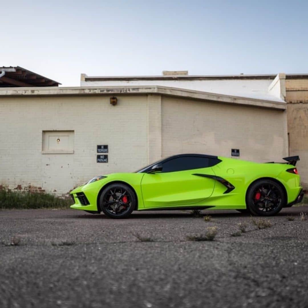 CarsWithoutLimitsさんのインスタグラム写真 - (CarsWithoutLimitsInstagram)「Brand new C8 Corvette wrapped in @inozetek Acid Green done by @eawraps 🐉  Photo @c.j.n.photography  #carswithoutlimits #chevrolet #chevy」4月28日 6時53分 - carswithoutlimits