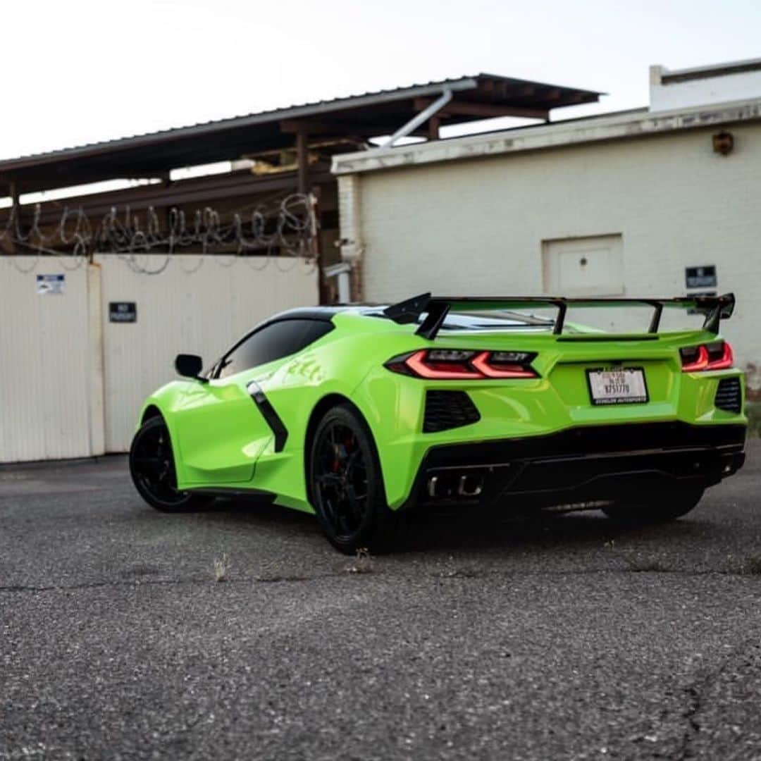 CarsWithoutLimitsさんのインスタグラム写真 - (CarsWithoutLimitsInstagram)「Brand new C8 Corvette wrapped in @inozetek Acid Green done by @eawraps 🐉  Photo @c.j.n.photography  #carswithoutlimits #chevrolet #chevy」4月28日 6時53分 - carswithoutlimits