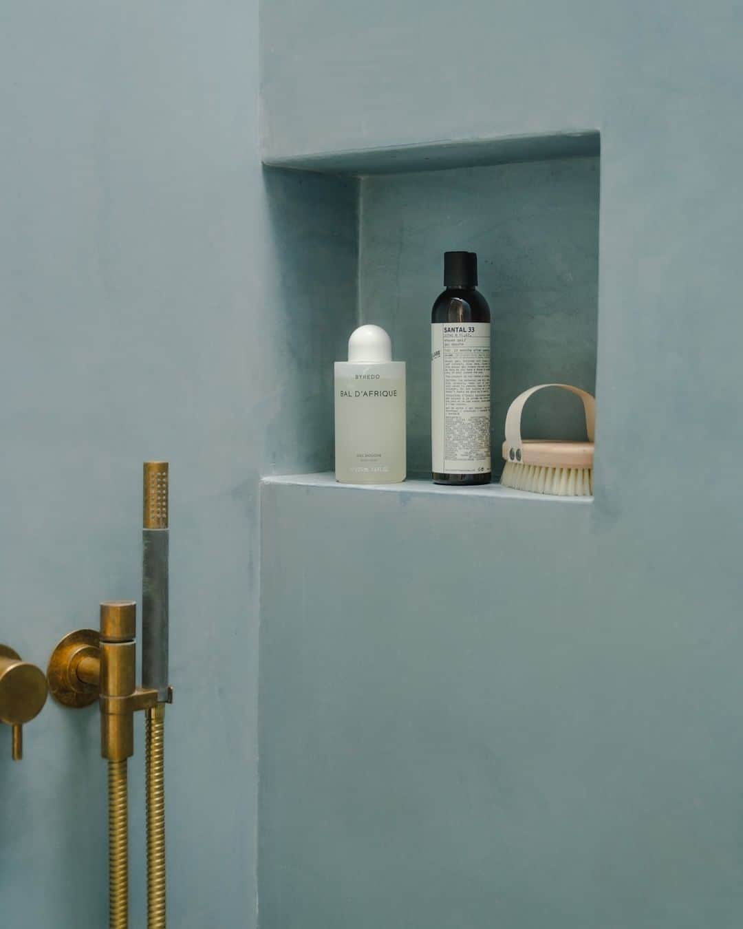 MR PORTERのインスタグラム：「Washing off any Monday blues 🚿@officialbyredo @lelabofragrances @drbarbarasturm #MRPORTERathome」