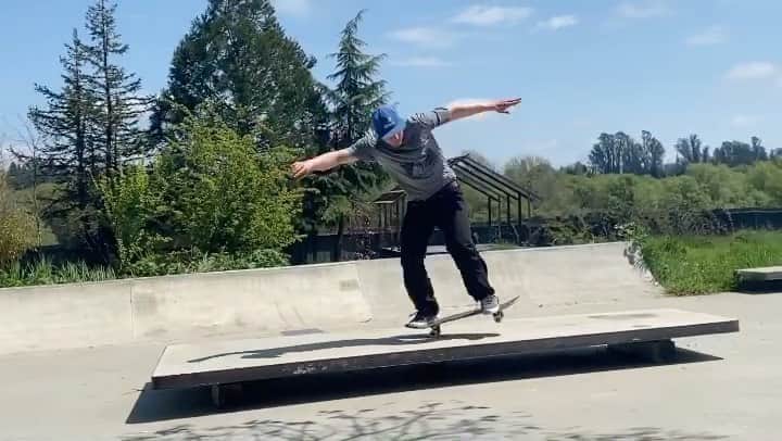 adidas Skateboardingのインスタグラム：「Benefits of a backyard set up. @dennisbusenitz2 quarantining in style with his son on the camera. 📲 Rune Busenitz • #adidasSkateboarding #HomeTeam」