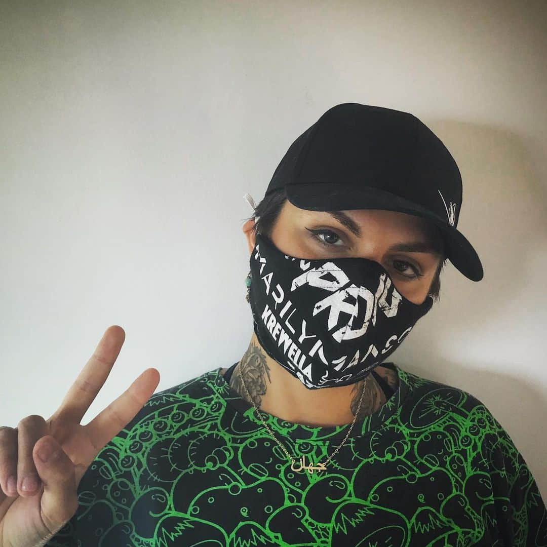 クルーウェラのインスタグラム：「I may look unapproachable and sketchy AF but I come in peace & am a sensitive motherfucker in a constant state of cleaning and healing the mind of toxicity & ill thoughts.. during this time when a lot of the focus is on sanitizing the body to protect our health ,we mustn’t forget to keep mental hygiene in check too!! ✅ 🧠. That cleansing of mind is essential for the health of the SELF & the SPECIES !! 🦋  P.S. mommy sewed this mask out of old festival merch. P.S.S. Mommy do u still lurk on our social media ? 👀 if so HI I MISS U 😘 .」