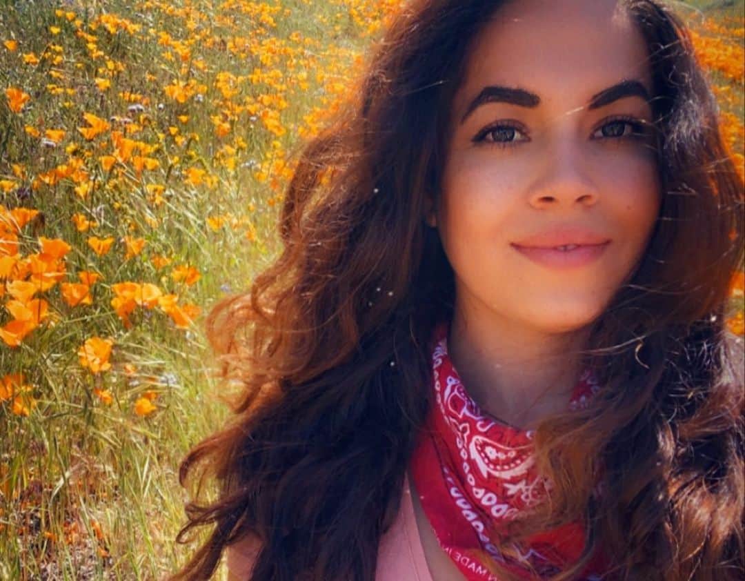 イシス・テイラーのインスタグラム：「every single year I say I’m going to see the poppy fields and ... I’ve never seen anything so vibrant orange.  #poppyfields #flowerpower」
