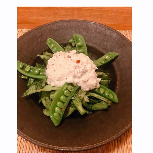加藤紀子のインスタグラム：「料理研究家、脇雅世先生が発起人となり始まった#料理リレー。  音作りはもちろんのこと、家族へのお弁当作りもいつも丁寧で温かいTOKYO NO.1 SOULSETの渡辺俊美さん @toshimi_watanabe からのバトン、ありがとうございます（まさか私のところにまで）。 お家にある2.3のアイテムで作れるレシピ… 僭越ながら大好きなこちらをご紹介させてください！ 『お豆腐万能ドレッシング』 材料をミキサーで混ぜるだけ！ お野菜にワサーッと 別添でディップしても。 季節の野菜と一年中楽しめるドレッシングです！ ［材料］ ☆お豆腐…1/2丁 ☆ニンニク…半個（お好みで） ☆オリーブオイル、お酢、レモン汁…大1 ☆塩胡椒…ひとつまみ ☆野菜室にあるお野菜  ①しっかり水切りしたお豆腐を（お好きなお豆腐で大丈夫です。 ↑は木綿豆腐を使用） ②すべての材料をミキサーに投入し、好みのなめらかさになるまで撹拌 ③お野菜と合わせるだけ！  写真は畑で採れた三池高菜を しばし水にさらした後ざく切りし、茹でたスナップエンドウと合わせました。  葉野菜や根菜、オクラにトマトブロッコリー、なんなら野菜じゃなくてバゲットだって🥖！ お豆腐のコク、季節野菜の旨味、 それぞれをしみじみ楽しめる おススメドレッシングです！ （一番の理想は家の近所のお豆腐屋さんで買って、半丁はそのまま冷奴に、翌日アレンジして…。たまらなく美味しいはず😋） バトンを回させてもらうのは ナチュラルな魅力が年々増している元モーニング娘。の保田圭ちゃん @keiyasuda1206 。 努力家の圭ちゃんは食育インストラクターの資格を持っていたりと、家族ご飯はいつも美味しそう！  そしてもう一人は 畑メイトでありスタイリストの 金田実香さん @mikka.ka。 彼女はNeoベジタリアン料理上級指導士エキスパートでもあり、 どんなレシピを紹介してくれるのか、とっても楽しみです。  忙しいお二人が受け取ってくださった事に感謝します。 近くまた、顔を見てワイワイご飯が食べられますよう😊  #うちで過ごそう #stayhome #料理リレー #cookingrelay #脇雅世」