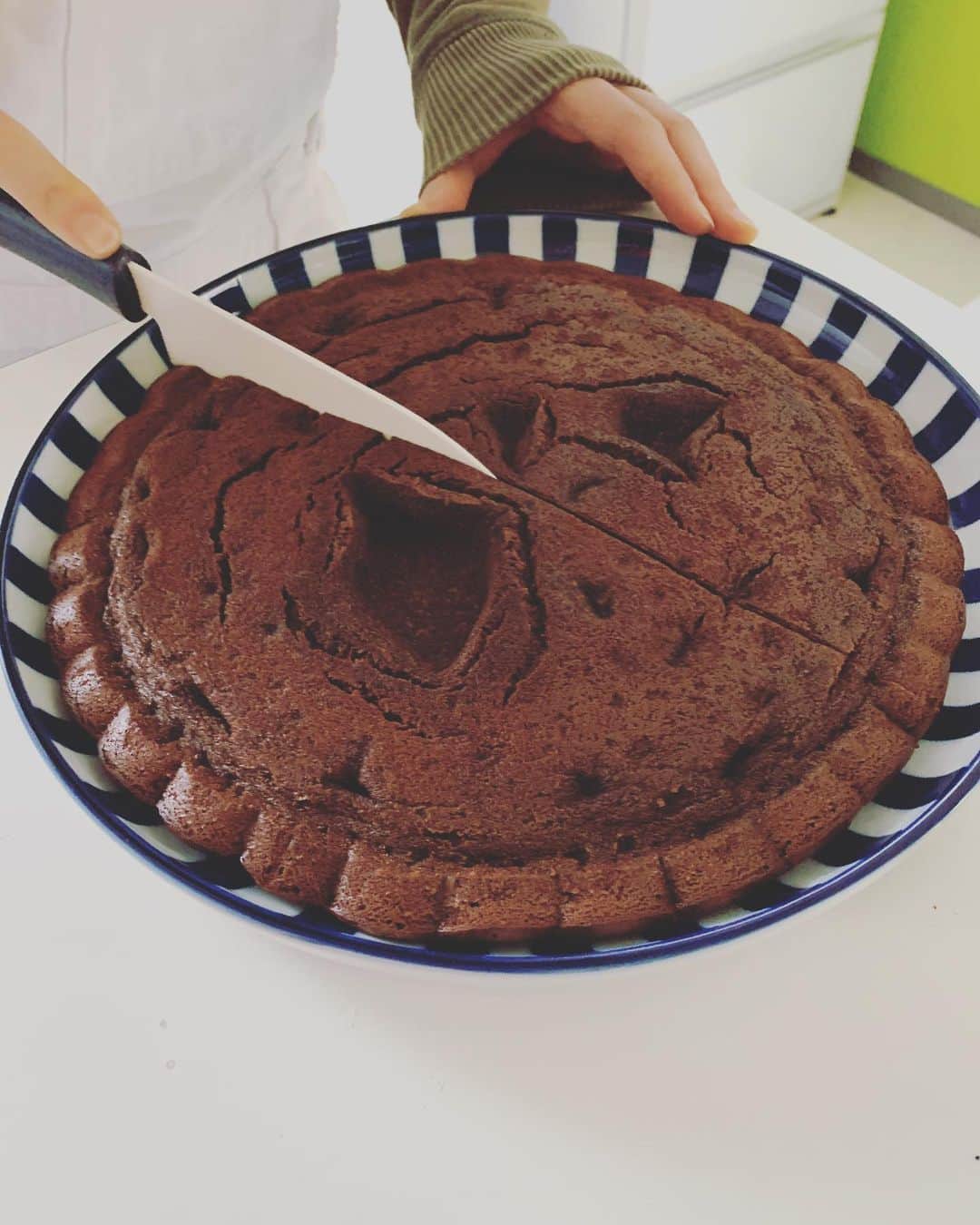 のインスタグラム：「ウルヴェ家でよく登場するガトーショコラ。 ちょー簡単なレシピはフランスの義母からのもの。 #ガトーショコラ作り」