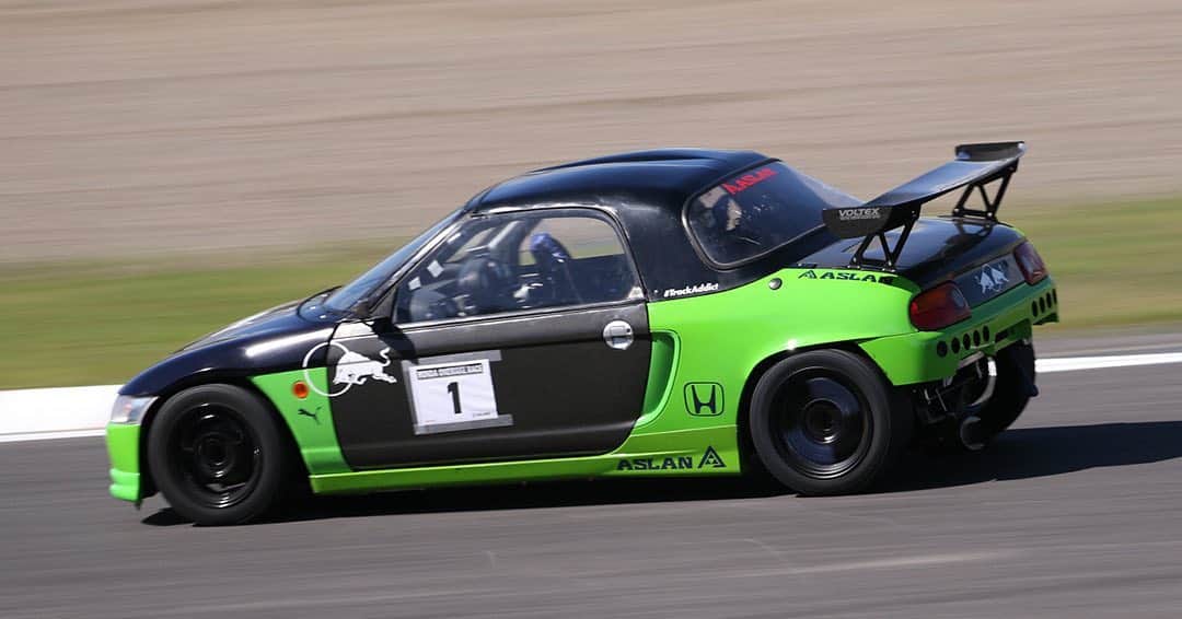 のインスタグラム：「_ My Honda PP1 BEAT at Suzuka International Circuit "HONDA VTEC ONE MAKE RACE" _ Shot on 5-Aug 2019 "HONDA VTEC ONE MAKE RACE Rd.3" organized by @zerofighterautocustom at Suzuka International Circuit _ owner: @mistbahn photo: @hecticphotolife (Thanks!!!) _ _ JP) 2019年8月5日 鈴鹿フルコース(鈴鹿サーキット国際レーシングコース)、ゼロファイターさん( @zerofighterautocustom )主催「HONDA VTEC ONE MAKE RACE Rd.3」。 ゼロファイターさんのWEBサイトで公開されている、公式フォログラファー 岡田広記さん( @hecticphotolife )による写真です（ありがとうございます🙇♂） _ _ #hondavteconemakerace #zerofighterautocustom #suzukacircuit #suzukainternationalcircuit #鈴鹿サーキット #hondabeat #hondabeatpp1 #pp1beat #ホンダビート #pp1 #beatpp1 #e07a #mtrec #trackcar #trackspec #trackaddict #hondasontrack #timeattack #timeattackjapan #kcar #keicar #軽自動車 #aslan #アスラン #aslan_inc_japan #skybeat #redbullhonda #poweredbyhonda #voltexracing #s660」