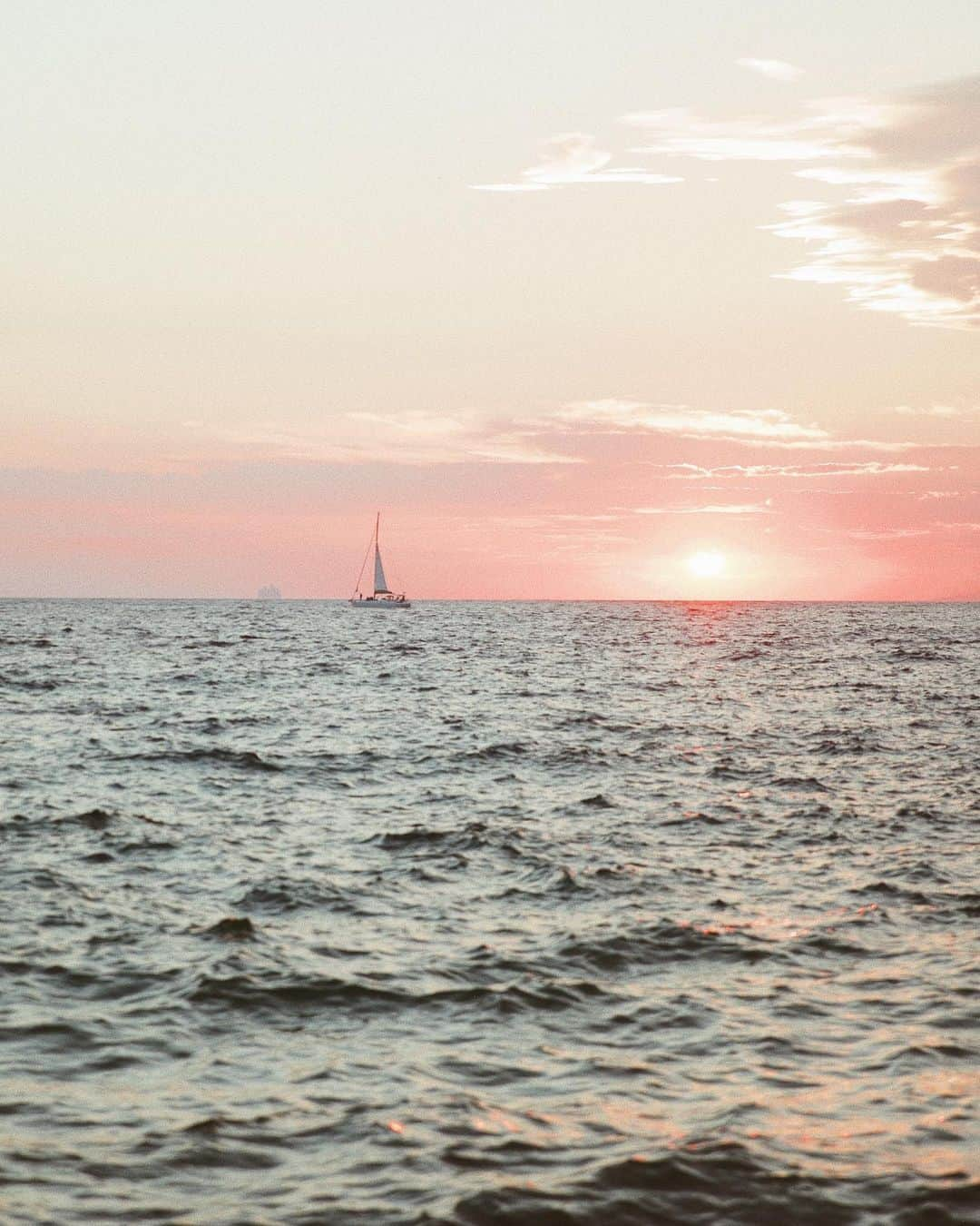 ジュリー・サリニャーナさんのインスタグラム写真 - (ジュリー・サリニャーナInstagram)「Seeing this makes me happy. 🌊 • what word best describes what you feel when you swipe thru? #oceanlover」4月28日 7時40分 - sincerelyjules