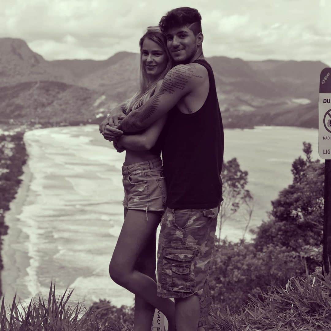ガブリエル・メディーナのインスタグラム：「Seu jeito, seu sorriso, seu olhar, seu coração, nossas conversas, seu abraço... ahhh esse “ABRAÇO”. ☺️❤️」