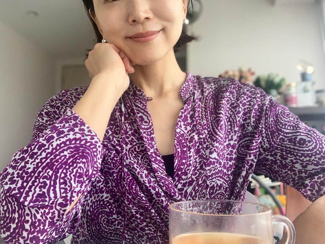 のインスタグラム：「・ ・ おはようございます  昨日沢山のご質問いただいたチュニッは　@christianwijnants の3.4年前のかなぁ シノワズリが好きでウエスト部分にも細い紐がついていて好きに結べるようになっている  ヒロシ　@hiro_79hello いわく シルクは女性のお肌を艶やかに見せてれる 確かにレフ板代わりかも⁉︎ だかはスカーフを顔まわり近くにもってくるとお肌の トーンが明るくなり華やかに見えるんだね  今日もすてきないちにちを ・ ・ #life #fashion #QAまた後ほど可能な限り返します #腕の隙間からフラフープが🤣 #stayhome #staysafe」