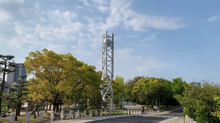 HIPPYのインスタグラム：「2020年4月28日（火）8:15 今日も平和公園の時計塔のチャイムが鳴る  75年は草木が生えない そんな言葉が信じられないくらい 美しく復興した広島  75年前 1945年4月28日（土）  夢や希望、家族に恋人 家や仕事も生きがいがあった場所  平和公園は繁華街だった  8月6日まで、あと100日」