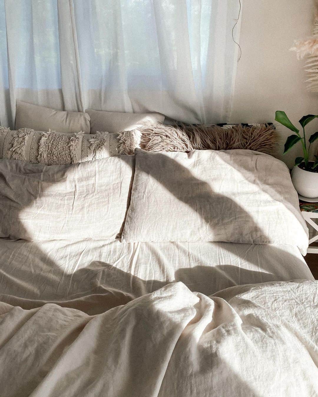 Manamiのインスタグラム：「🛏🌿🌞 #sunshine 今まで、夜カーテン閉めてたから 朝こんなに日が差し込むこと知らなかったの🌝 カーテン開けたまま寝ちゃって翌朝 初めて知ったのがstayhomeが始まった日。 気付いて朝日を浴びるようになったら 自然と朝6時前に目覚めるようになった🌞 朝の瞑想も私にとって大事な時間になった🪐 stayhomeになってから、毎日いろんな大切な気付きがある✨ 前からそうだけど、今は更にポジティブパワーしかなくて、 目の前がわくわくキラキラしてる💗✨ 当たり前だと思ってたことは当たり前じゃなかった。 不安やネガティブになっちゃう人もたくさんいると思うけど 今しか出来ないこと、今だから始められること、 後になってこの時間が大切だったと思えるであろうこと きっとたっくさんあると思うし そう思えるか思えないかは自分次第🌿 犠牲になってしまった方がたくさんいる。 だけどポジティブに変えなきゃいけない時だと思うよ💫 無駄にしてはいけない。 ㅤ #マナシカの家」